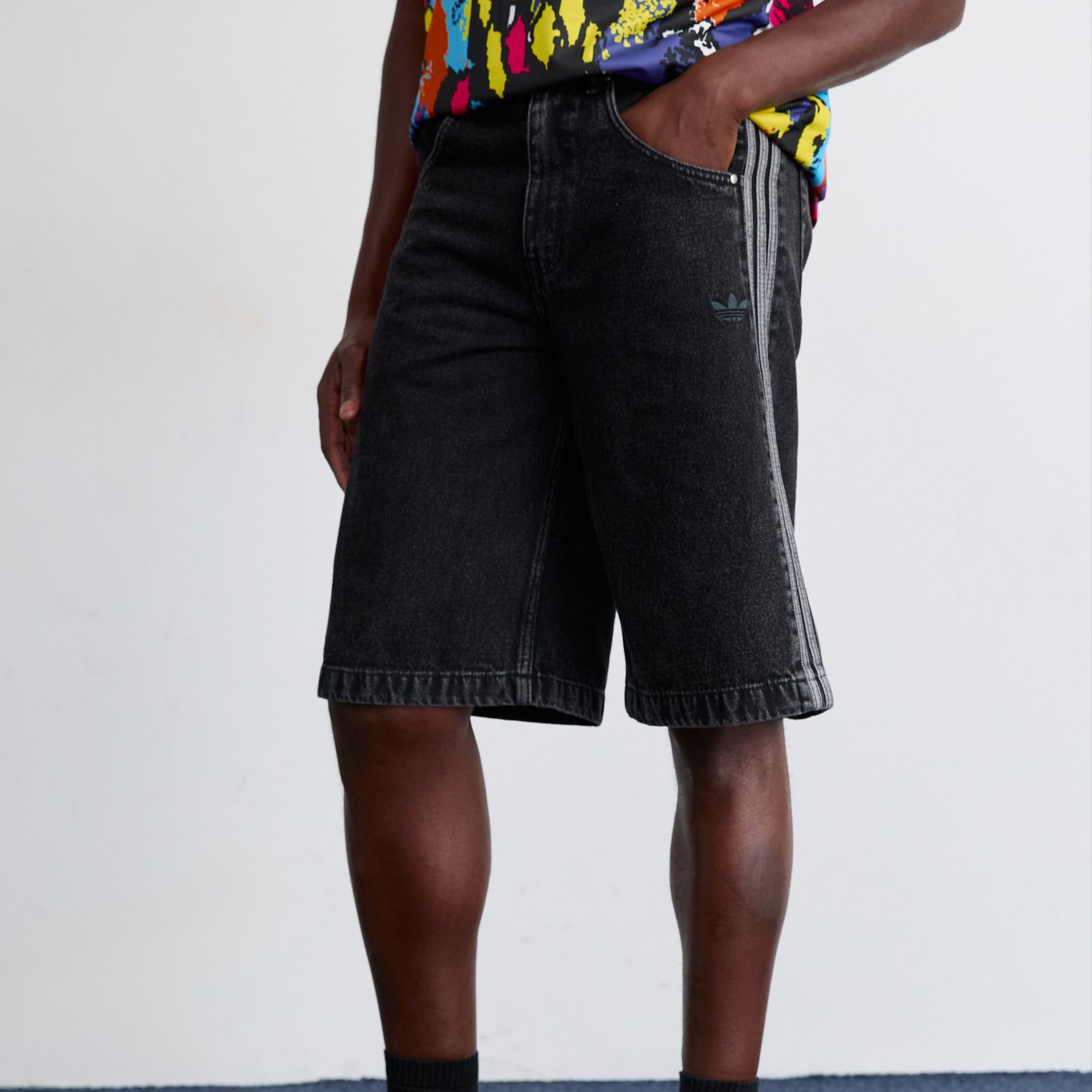 Adidas Adicolor Denim Firebird Shorts True Black Denim - KR Sizing 착용 스타일