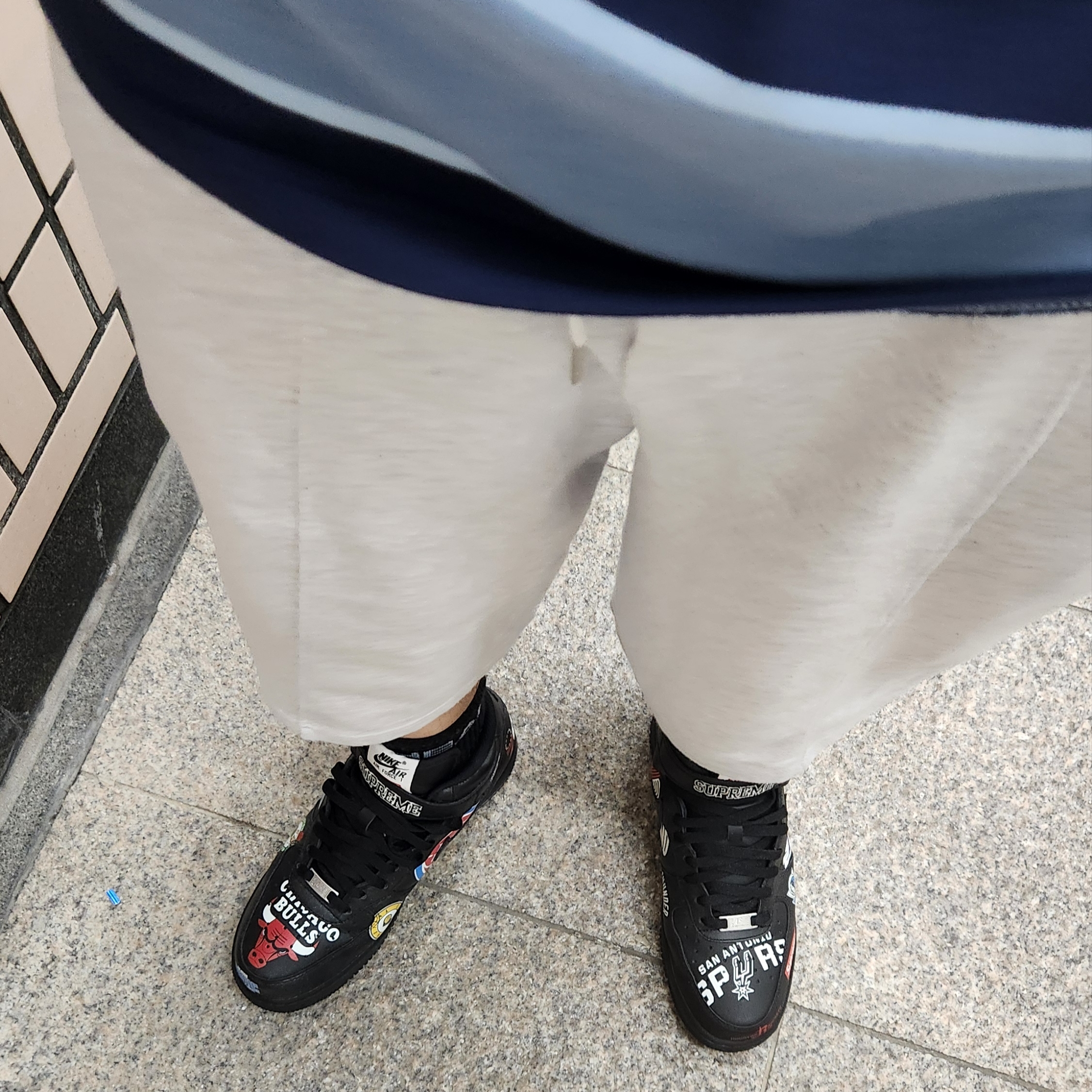 Nike x Supreme Air Force 1 Mid NBA Black 착용 스타일