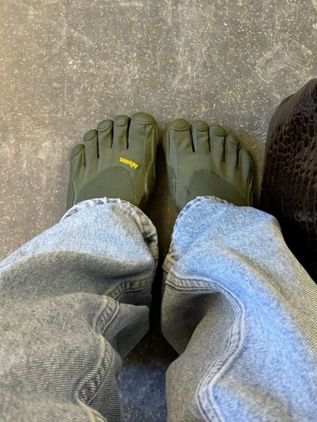 Vibram Fivefingers KSO Vintage Vintage White, Vibram Fivefingers V-Alpha Black 착용 스타일 - 8