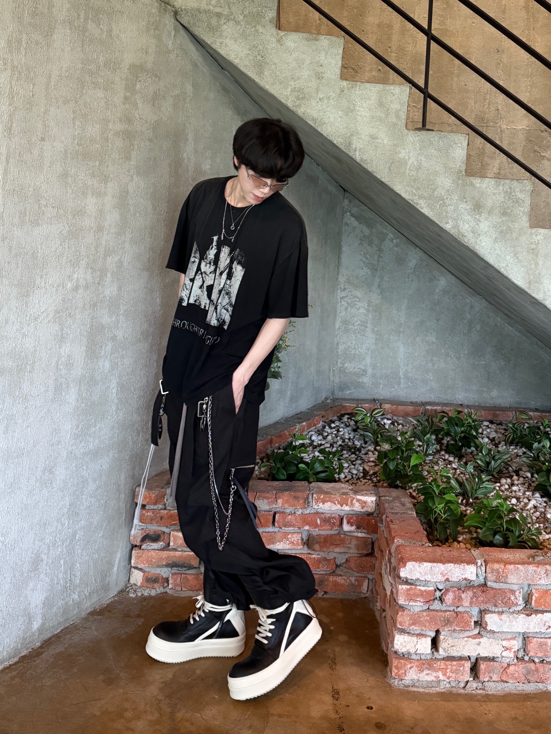 Rick Owens Hollywood Mega Bumper Geobasket in Full Grain Calf Leather Black Milk, Wapworks Wide Safety Cargo Pants Black 착용 스타일 - 3