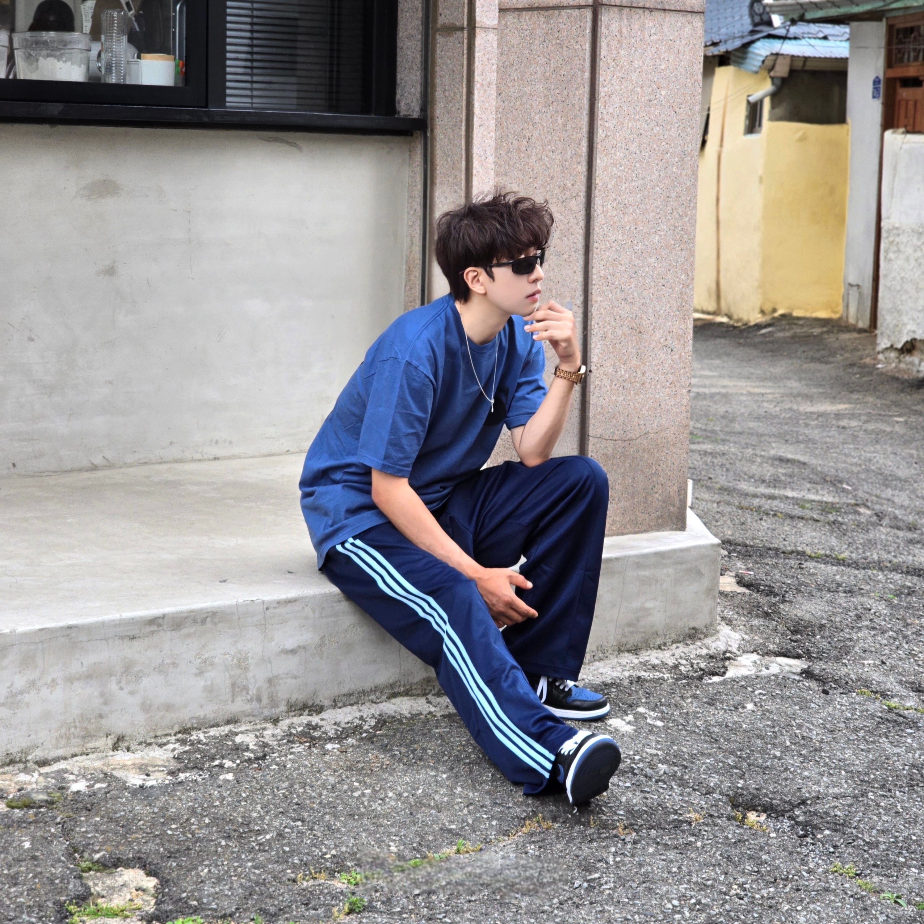 Stussy 8 Ball T-Shirt Midnight - 22SS, Adidas Originals Adicolor Buggy Fit Firebird Track Pants Night Indigo Clear Sky - KR Sizing 착용 스타일 - 7