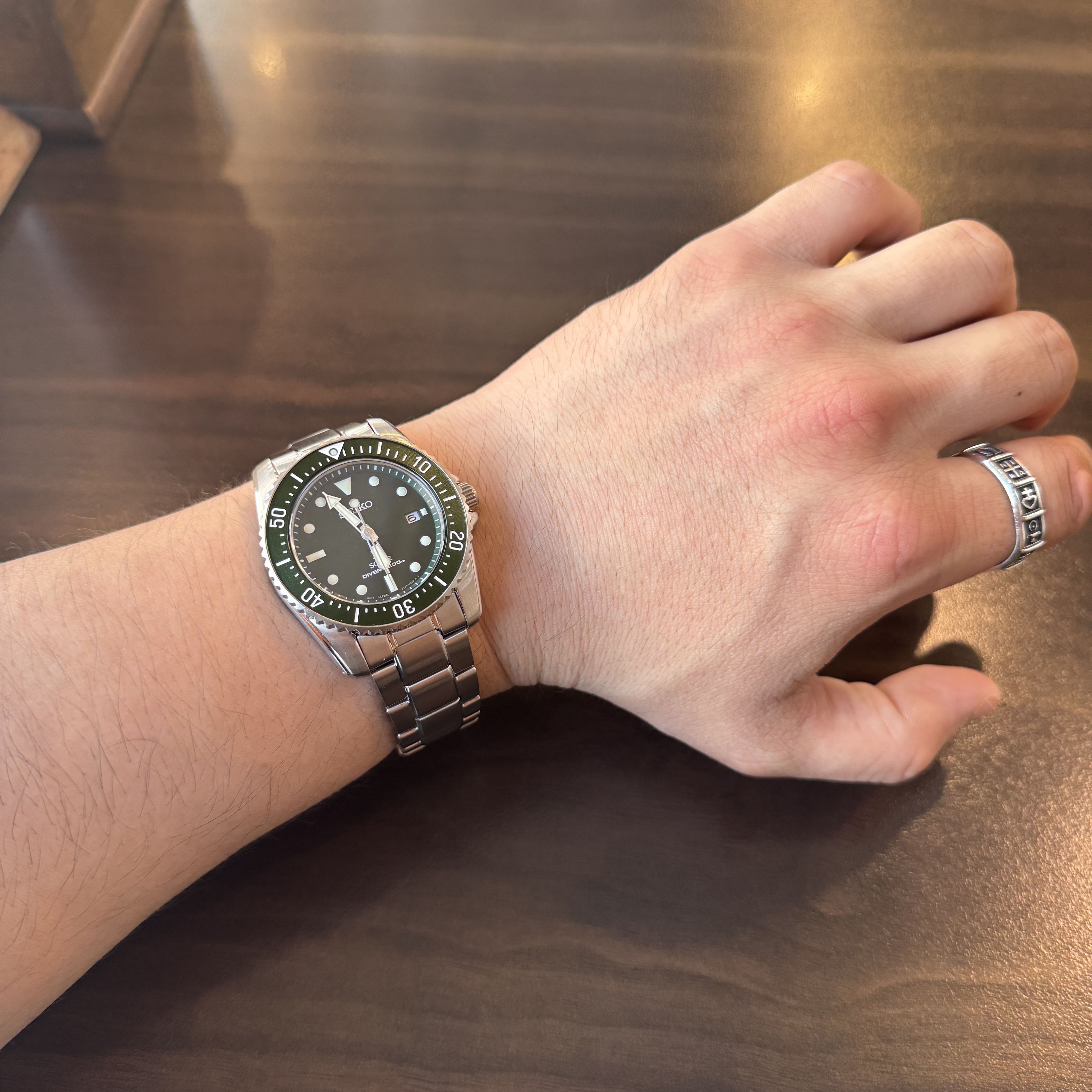 Seiko Sports SNE583P1 Green Sunray Finish 착용 스타일