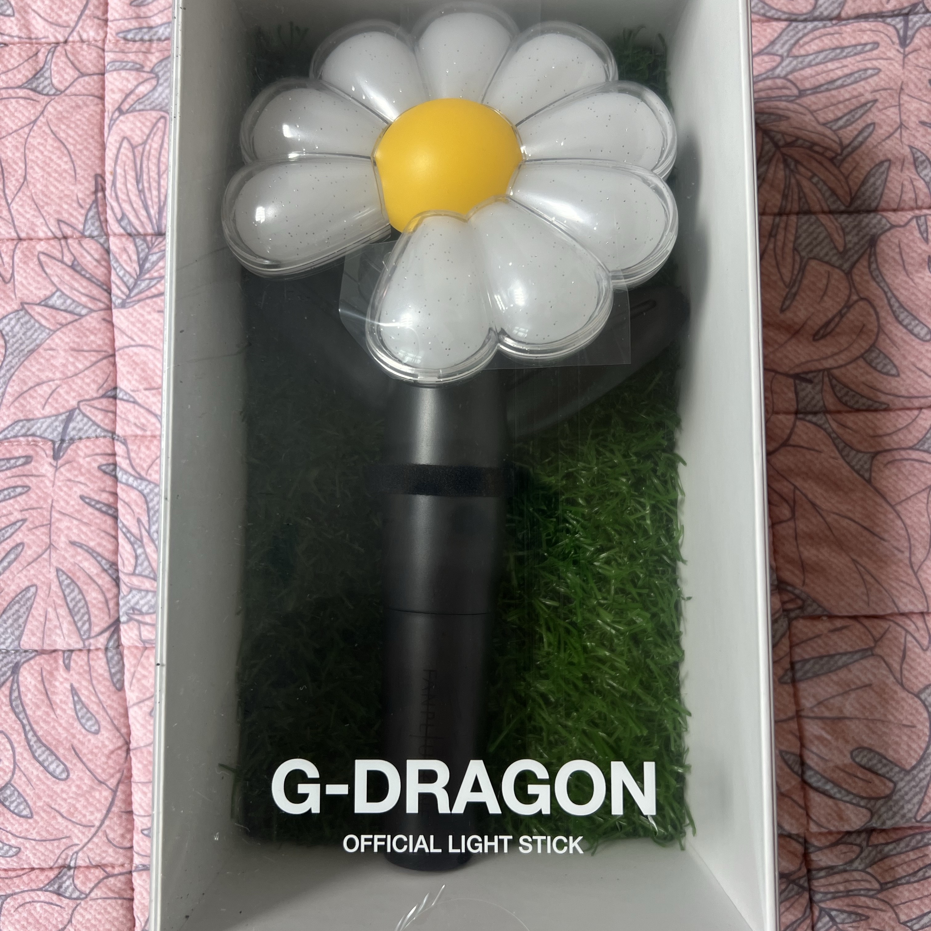 G-DRAGON Ubermensch Official Light Stick 착용 스타일 - 1