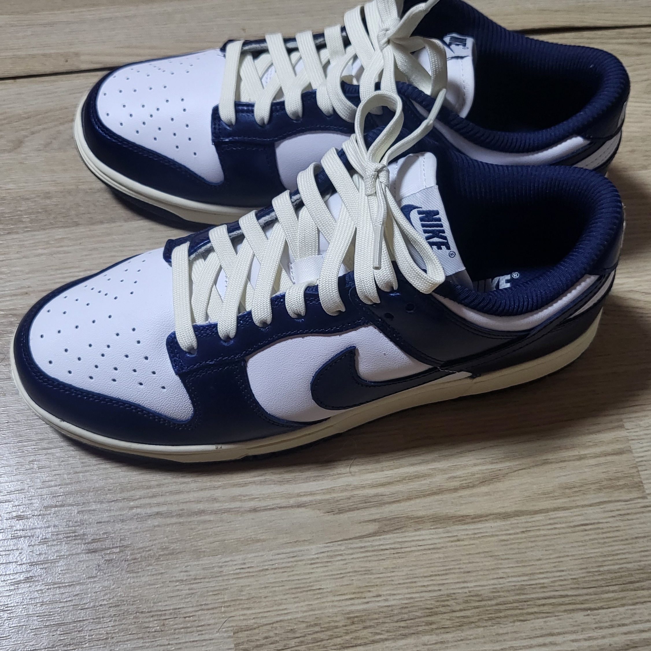 (W) Nike Dunk Low PRM Midnight Navy and White, Nike Air Force 1 '07 LV8 Midnight Navy 착용 스타일 - 1