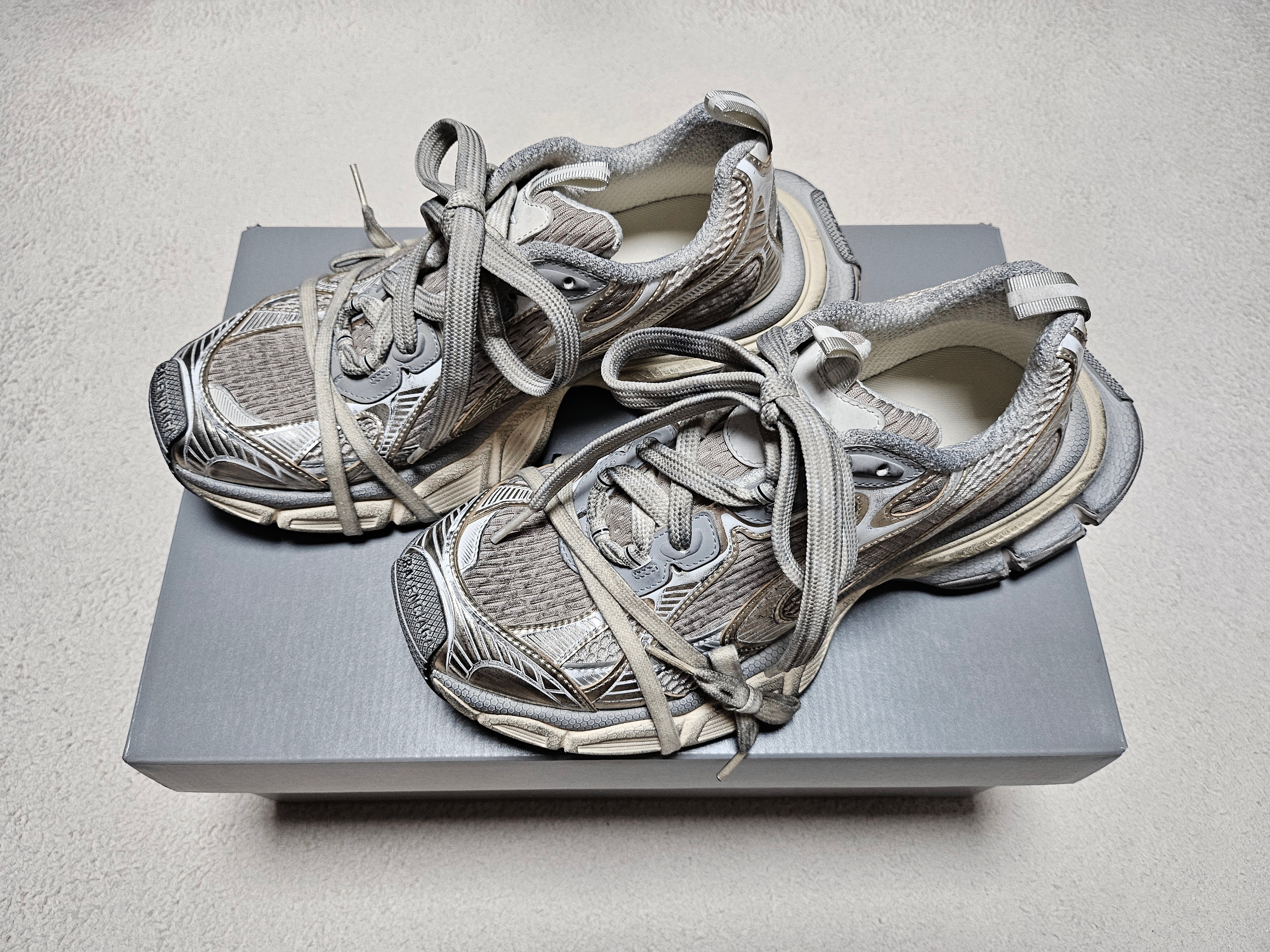 Balenciaga 3XL Sneakers Light Beige 착용 스타일 - 1