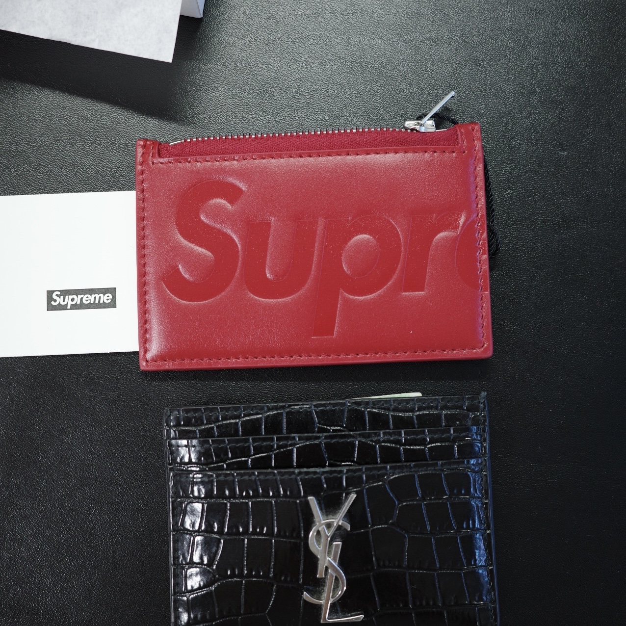 Supreme Leather Zip Card Holder Red 착용 스타일 - 1