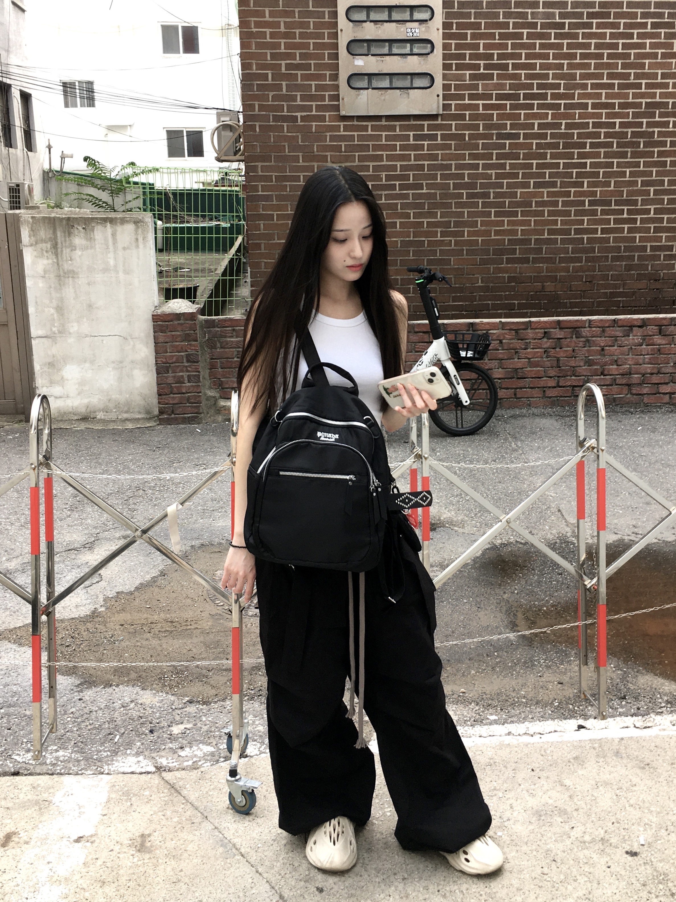 Wapworks Wide Safety Cargo Pants Black, Adidas Yeezy Foam RNNR Sand 착용 스타일 - 2
