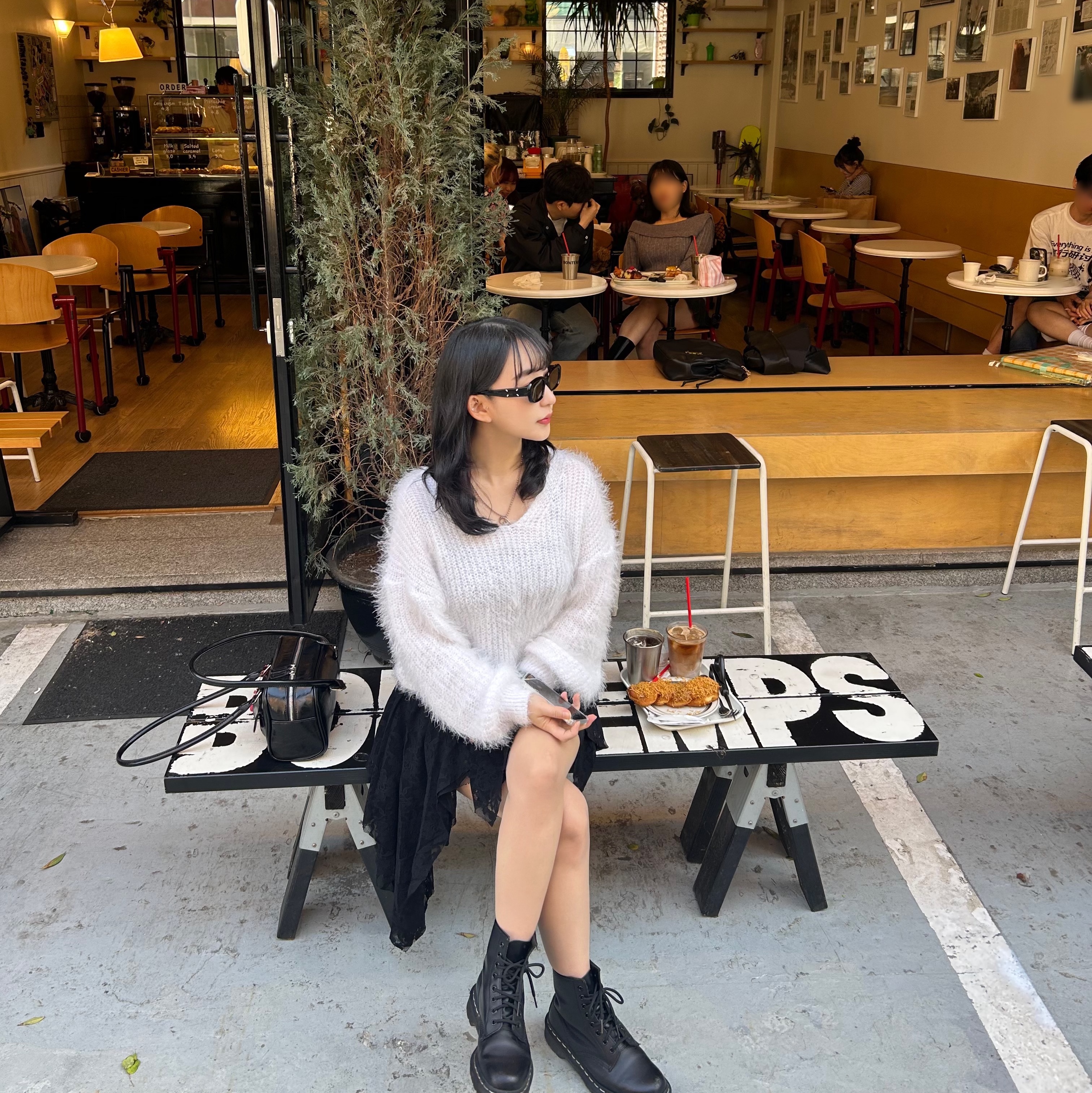 Gentle Monster x Maison Margiela MM207 Black Gray, Dr. Martens 1460 Smooth Boots Black 착용 스타일 - 2