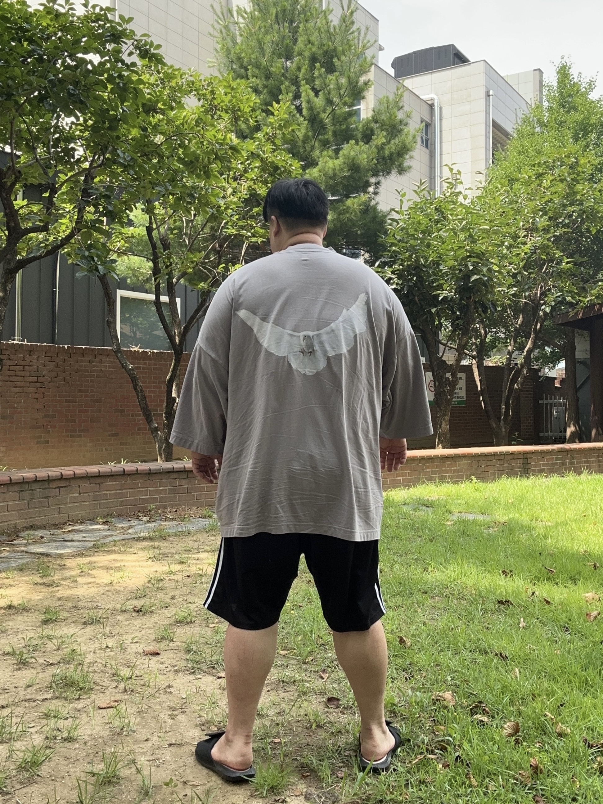Yeezy Gap Engineered By Balenciaga Dove 3/4 Sleeve T-Shirt Grey 착용 스타일