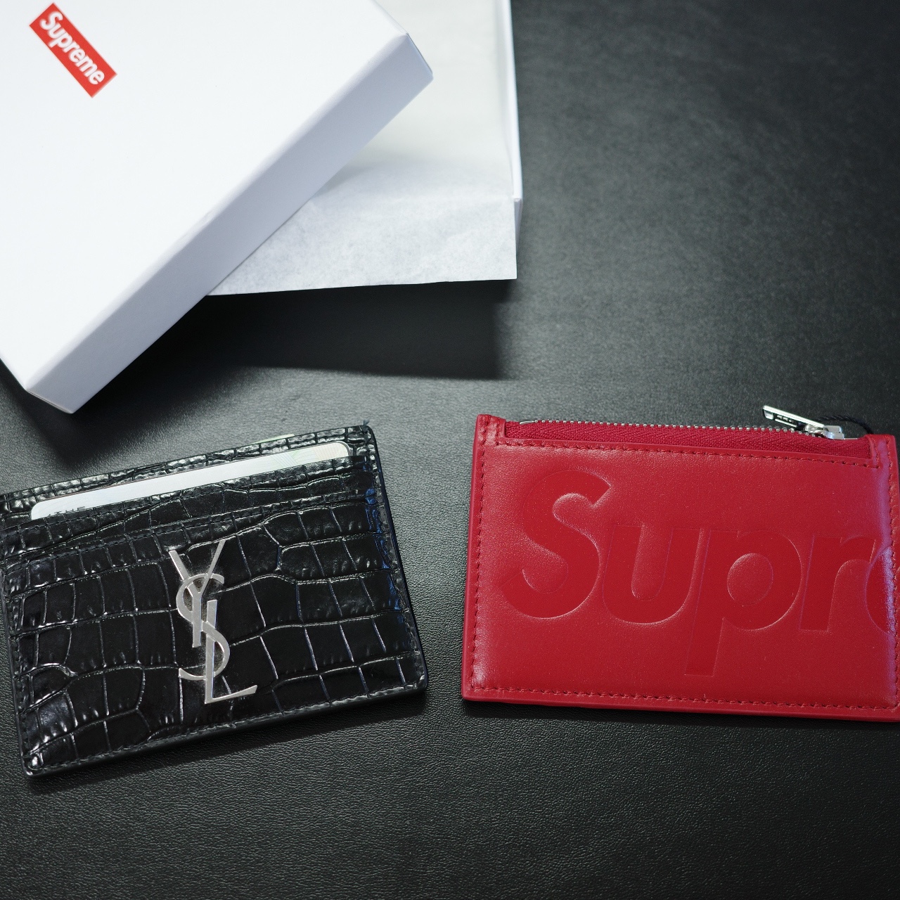 Supreme Leather Zip Card Holder Red 착용 스타일 - 3