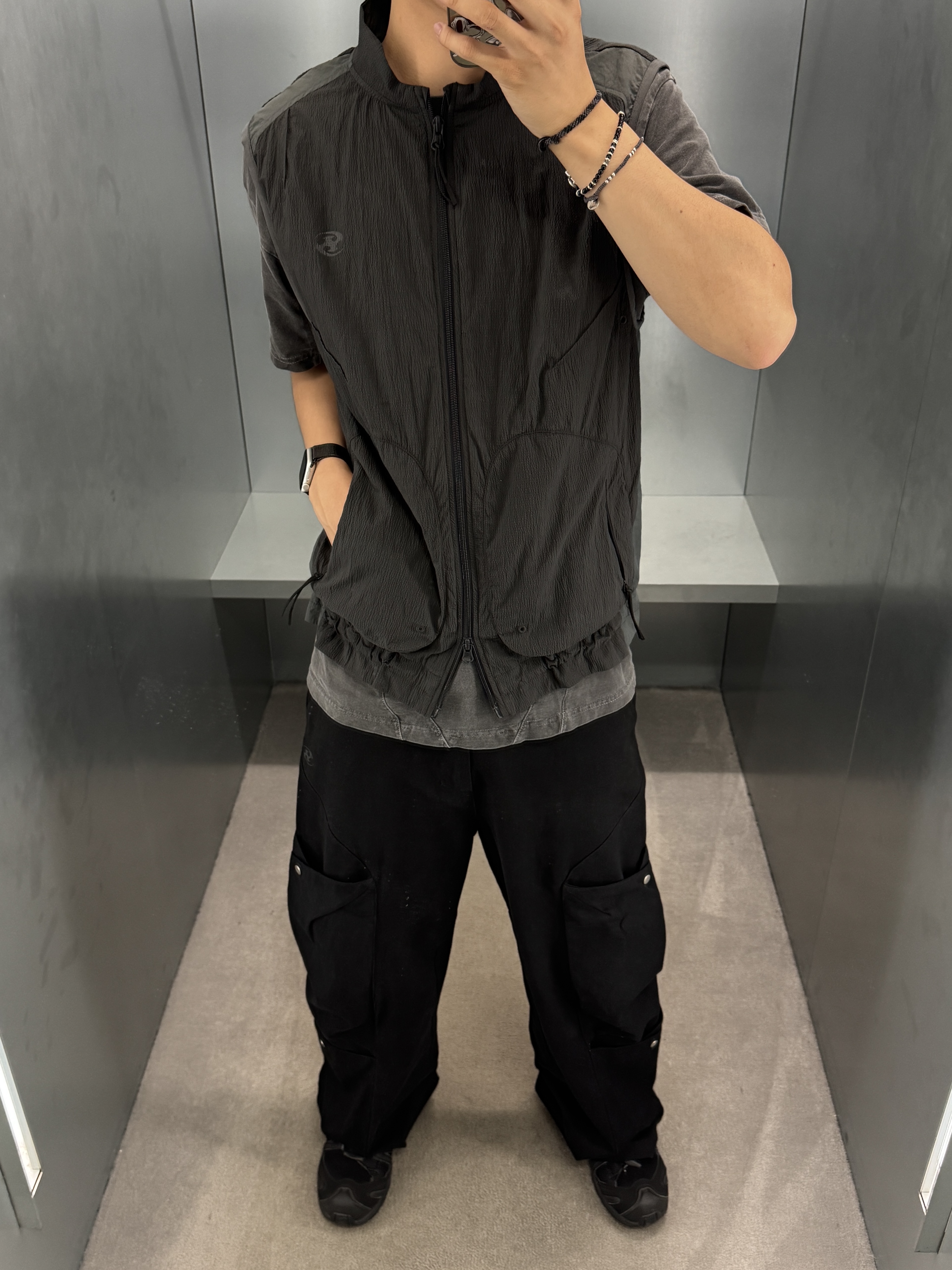 Sansan Gear Terraface Vest Charcoal, Sansan Gear Faded Washing T-Shirt Charcoal 착용 스타일 - 2