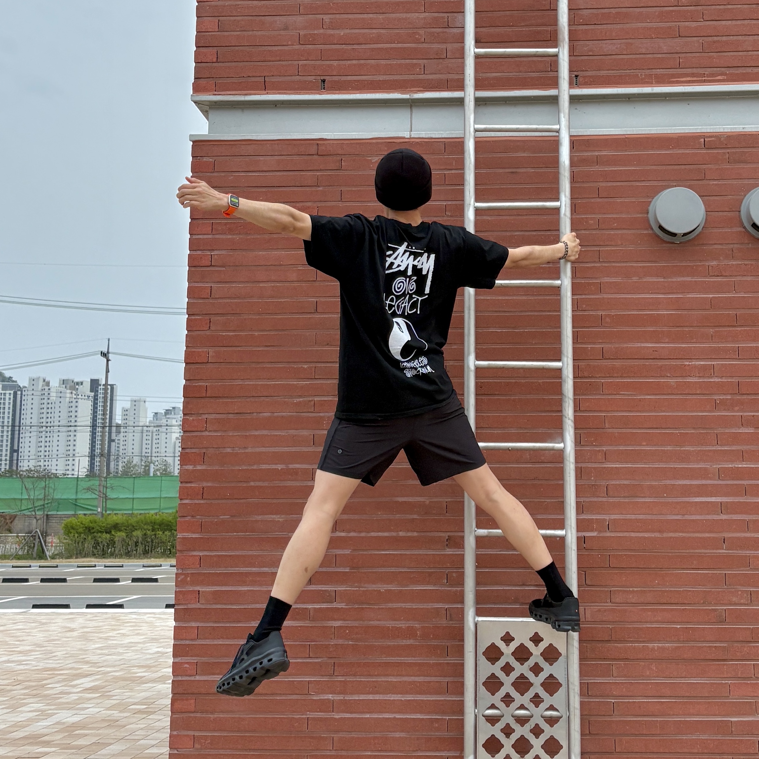 Stussy x Our Legacy Work Shop 8 Ball Pigment Dyed Yin Yang T-Shirt Black, On Running Cloudmonster Void Black 착용 스타일 - 2