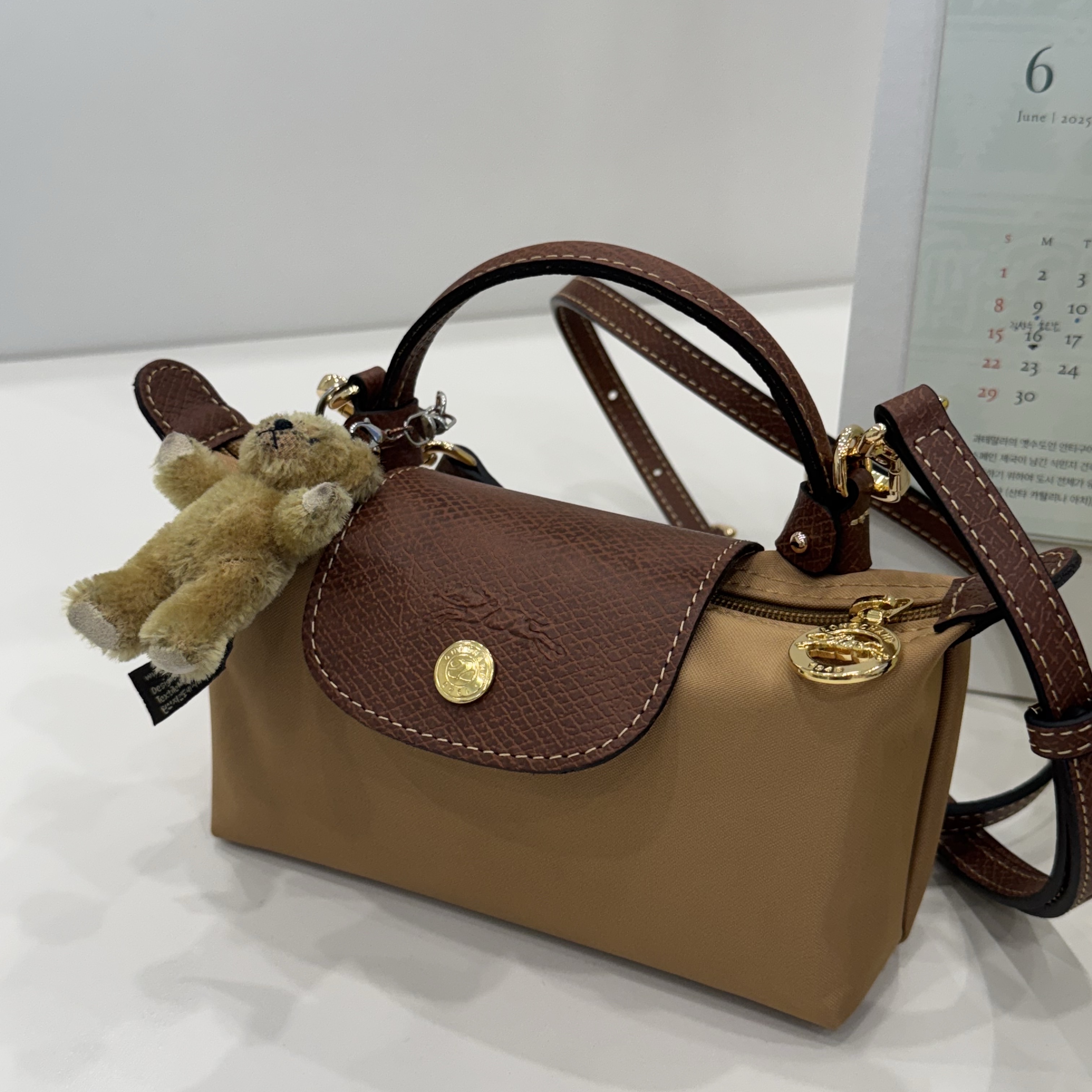 Longchamp Le Pliage Original Handle Pouch Fawn 착용 스타일