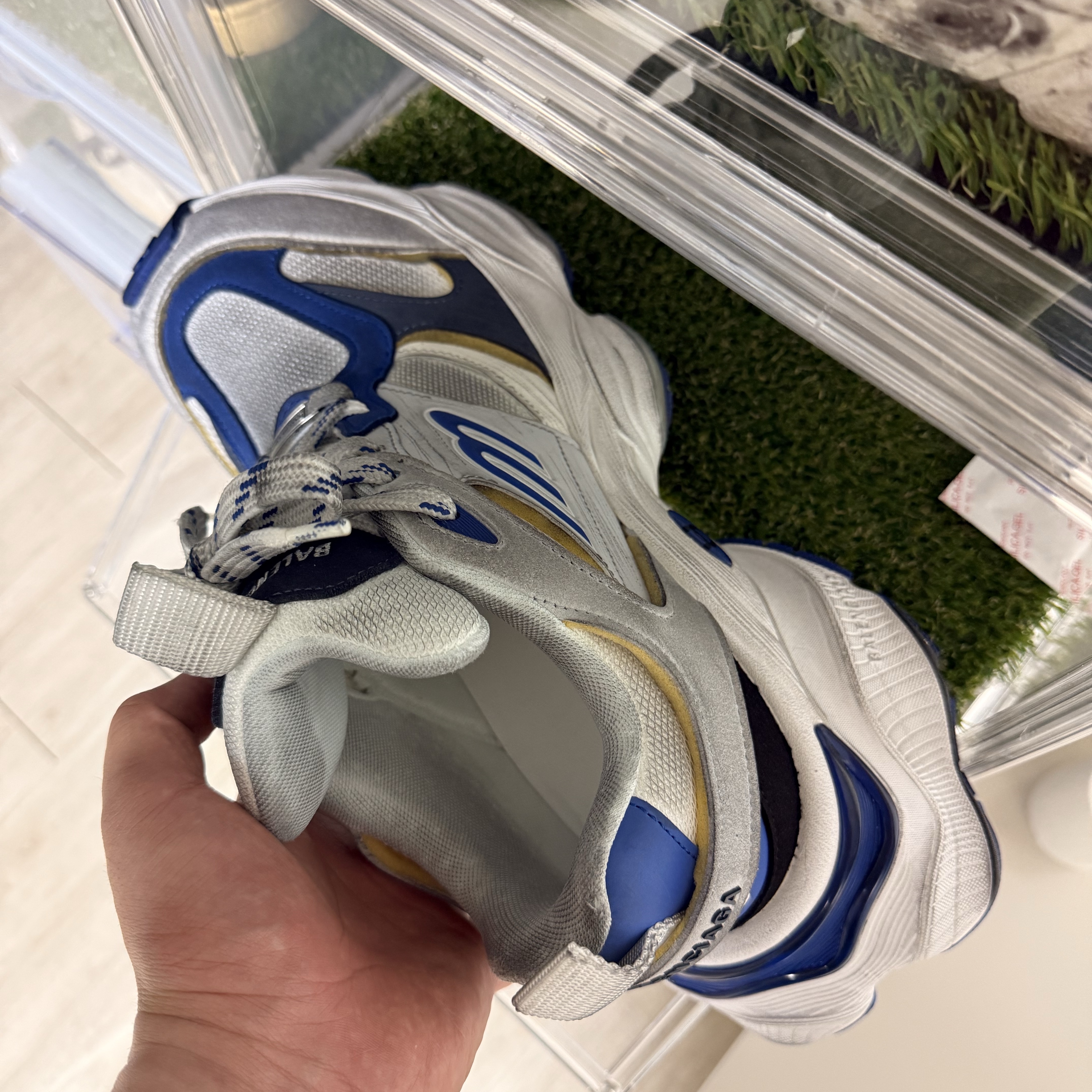 Balenciaga Cargo Sneakers Grey White Blue 착용 스타일