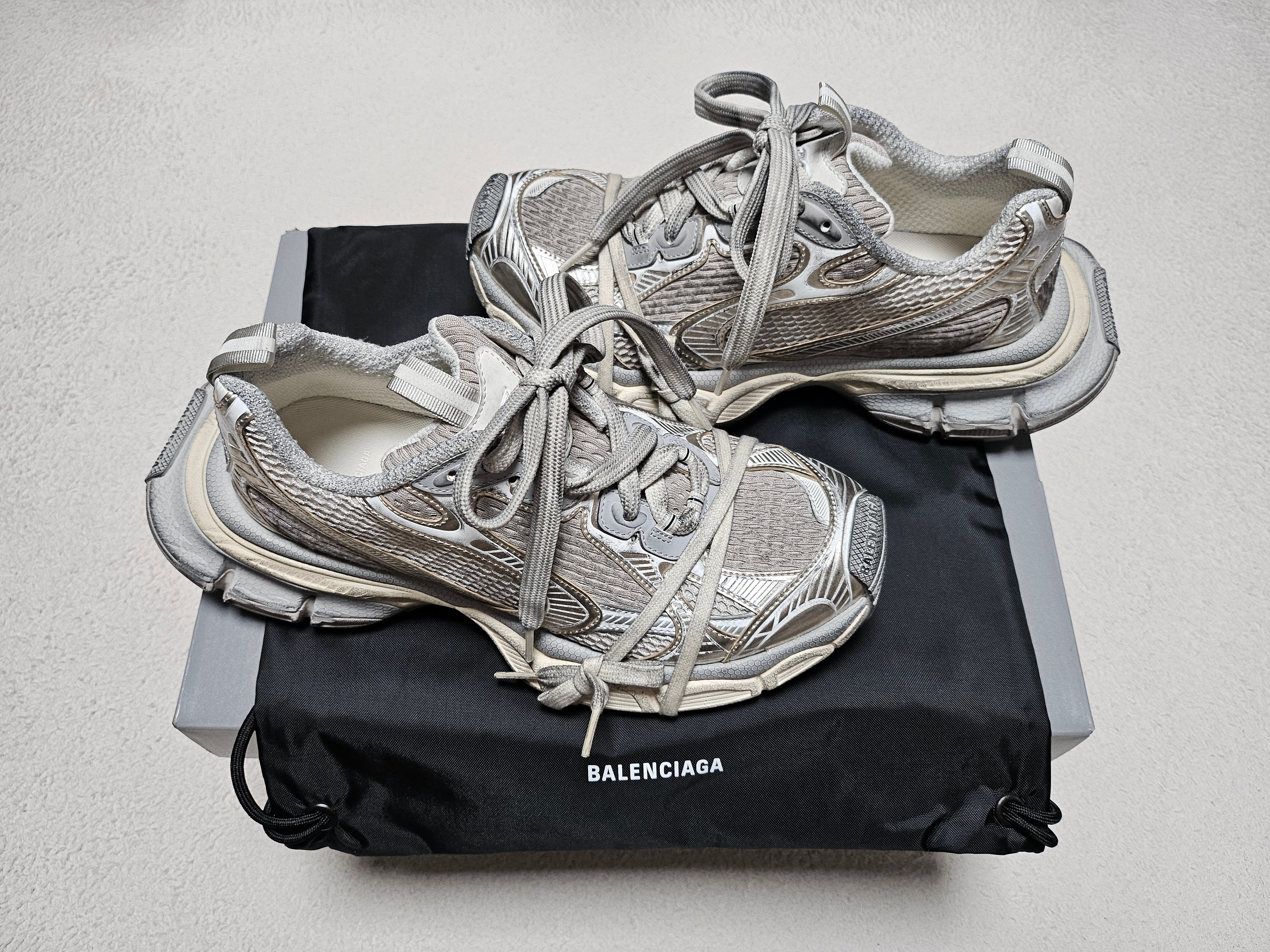 Balenciaga 3XL Sneakers Light Beige 착용 스타일 - 2