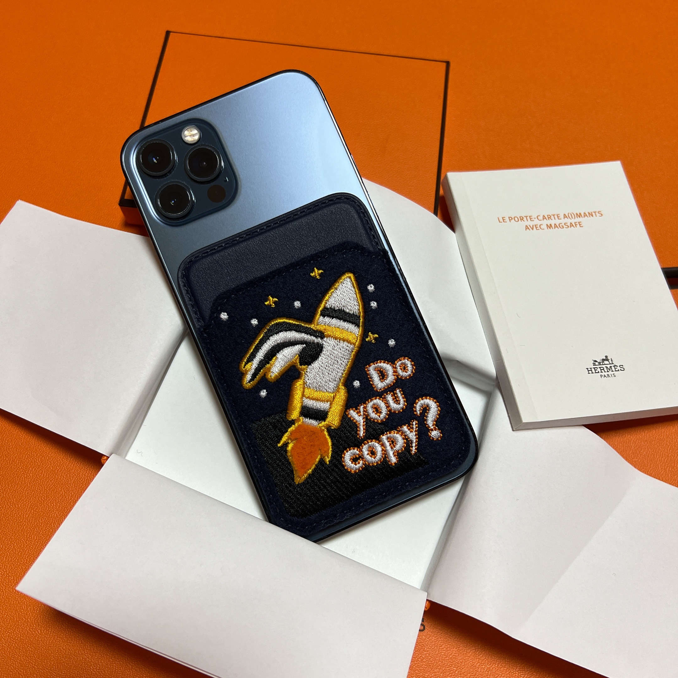 Hermes Do You Copy? Magsafe Card Holder Felt Swift Calfskin & Bleu Navy Multicolore 착용 스타일