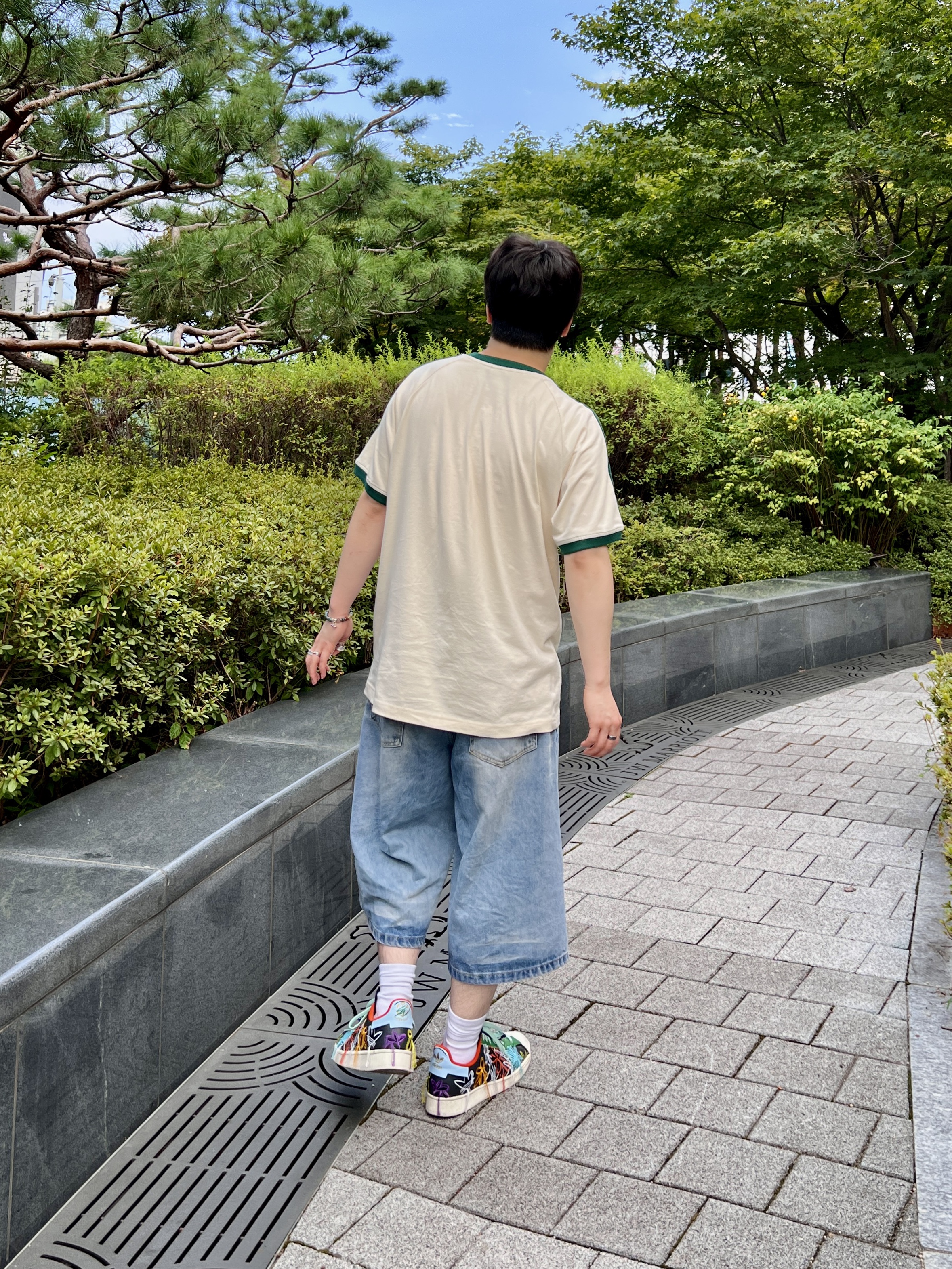 Adidas Sport Graphic Cali T-Shirt Wonder White - KR Sizing, Adidas x Sean Wotherspoon Superstar Superearth Black 착용 스타일 - 3