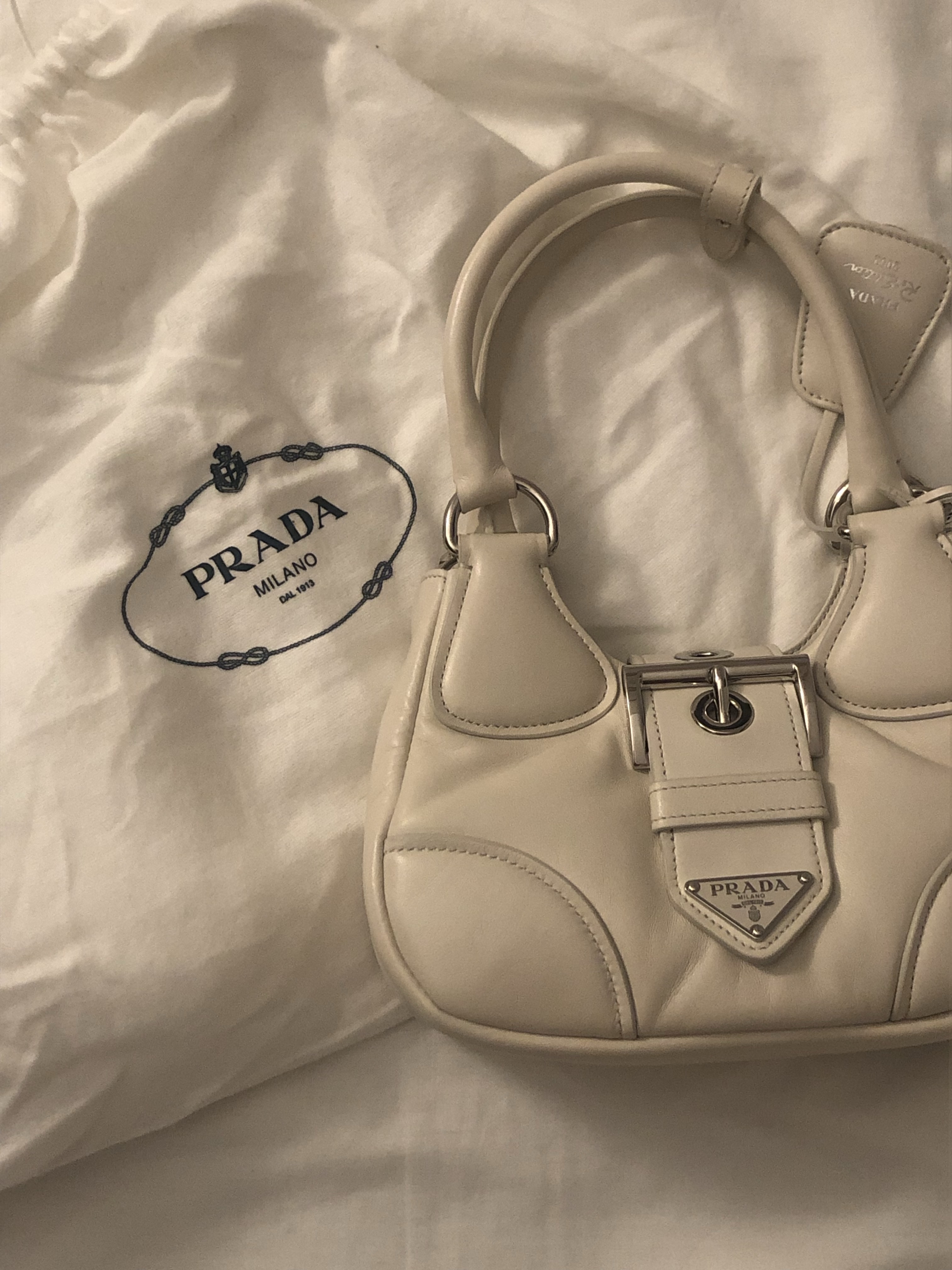 Prada Moon Padded Nappa Leather Bag White 착용 스타일 - 1