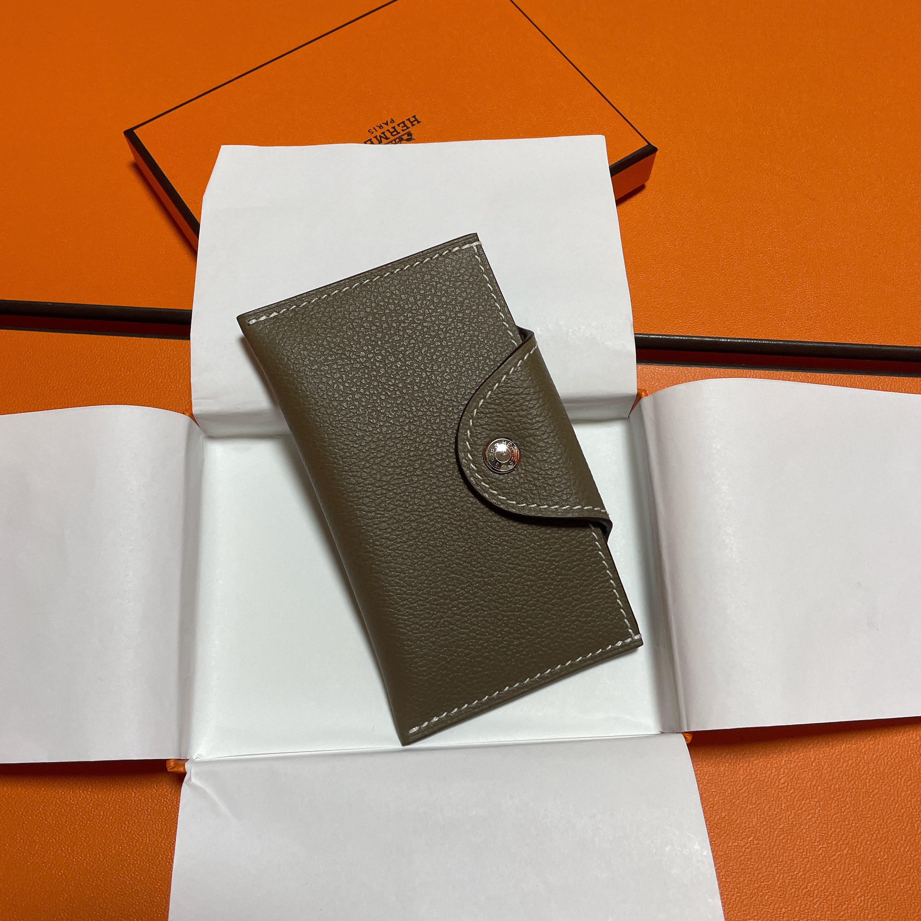 Hermes Iliade Card Holder Evercolor & Palladium Etoupe 착용 스타일