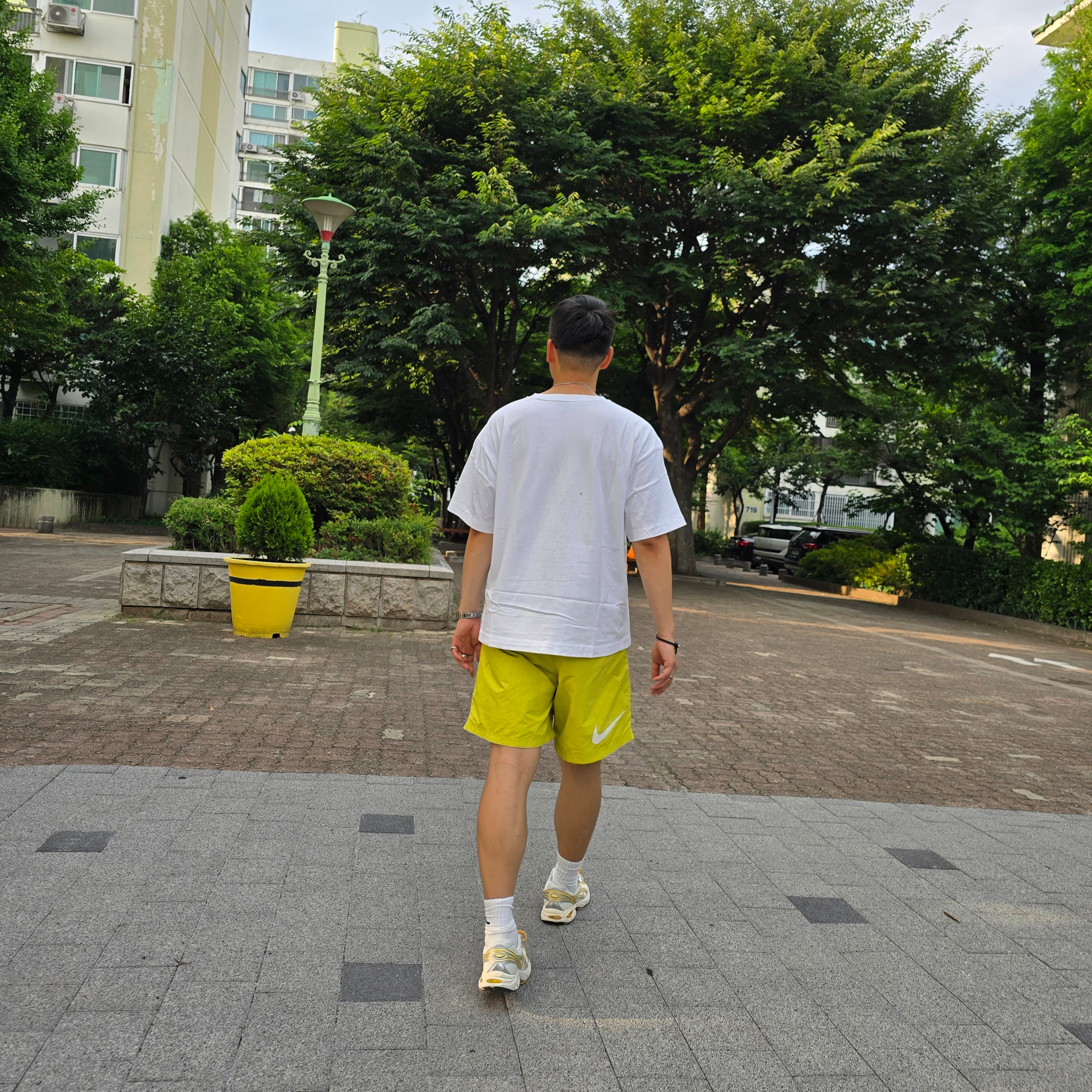 Palace x Gap Heavy Jersey T-Shirt White - 24SS, Nike x Stussy Shorts High Voltage (FJ9167-344) 착용 스타일 - 2