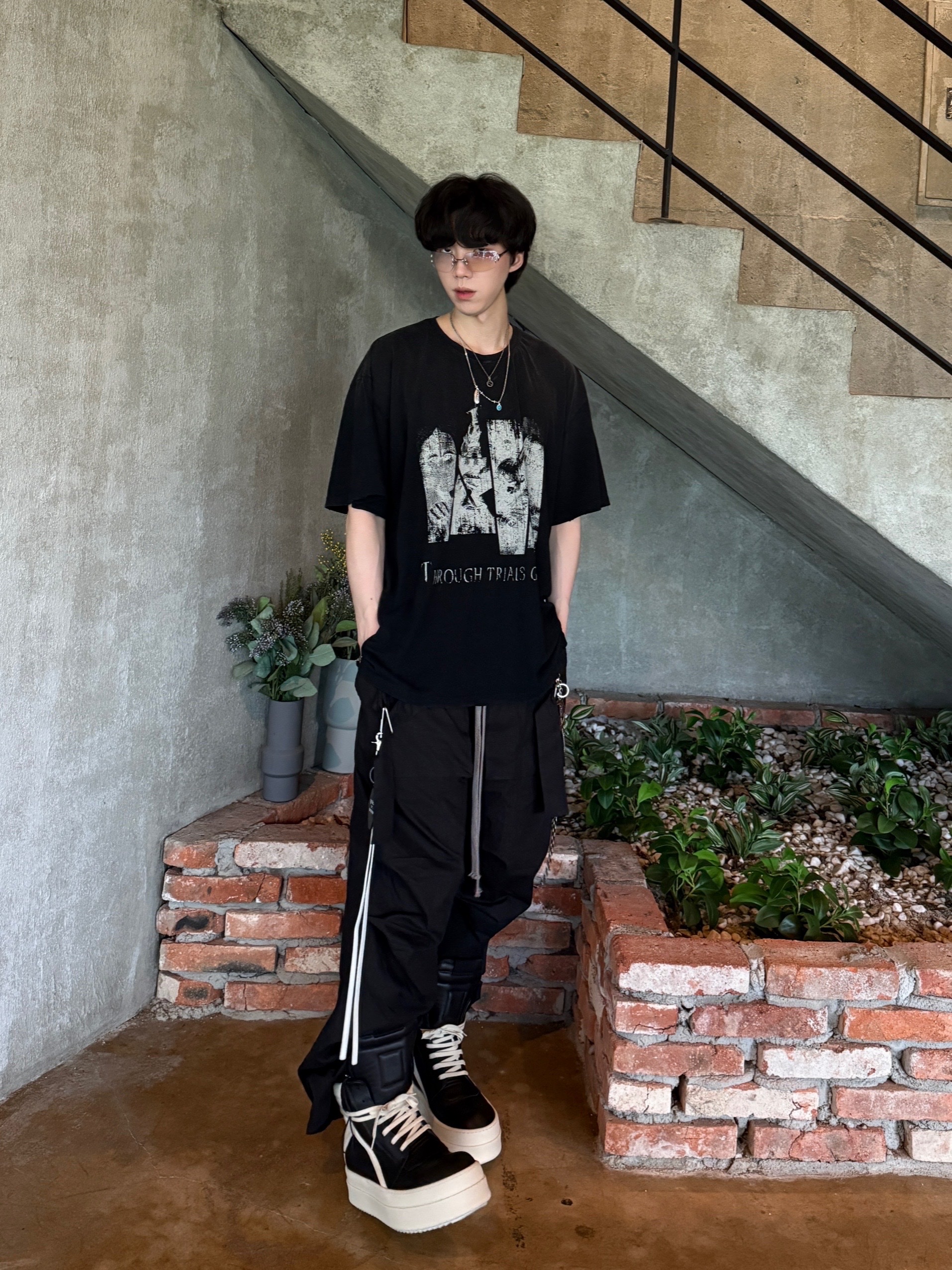 Rick Owens Hollywood Mega Bumper Geobasket in Full Grain Calf Leather Black Milk, Wapworks Wide Safety Cargo Pants Black 착용 스타일 - 1