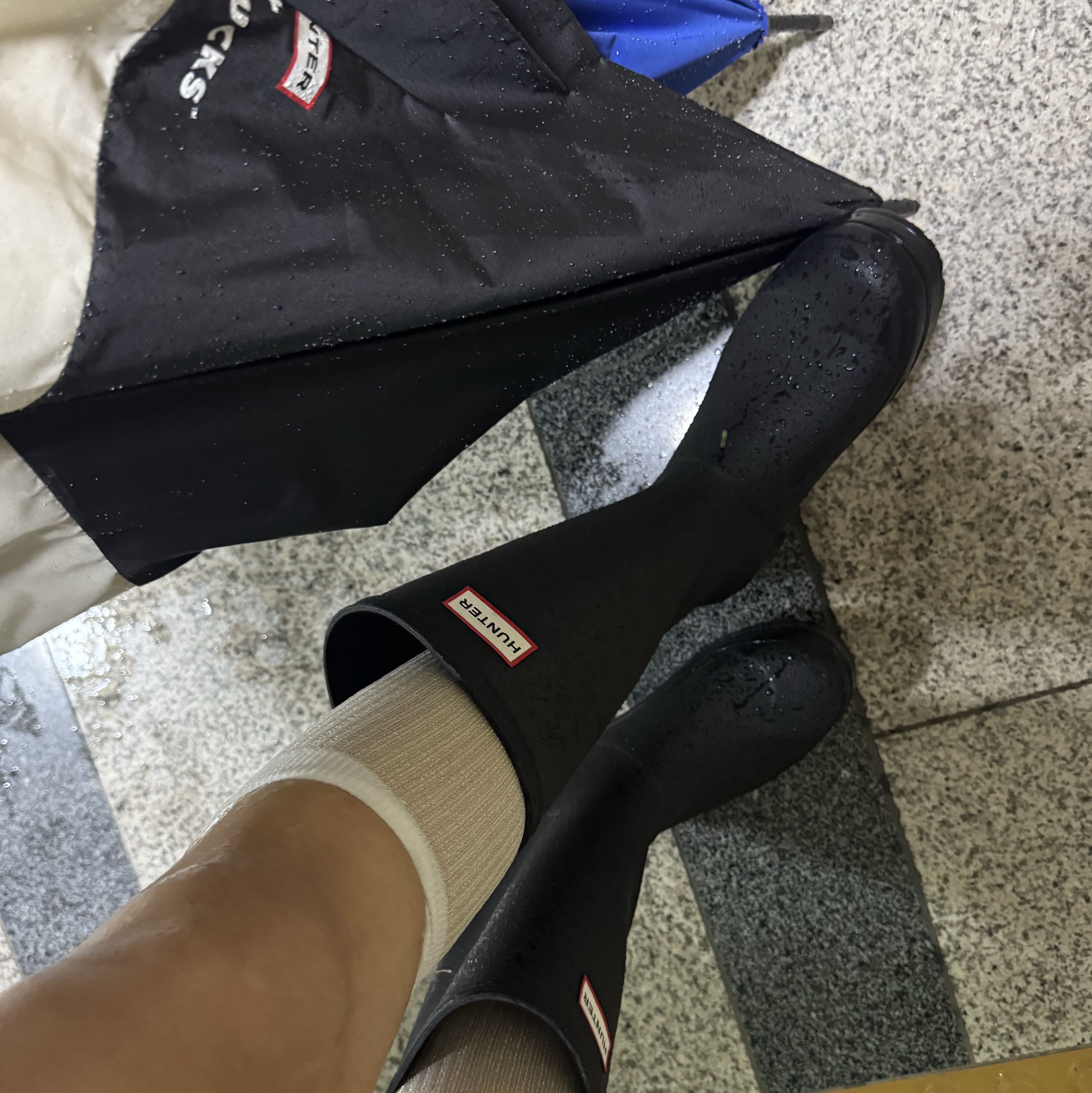 (W) Hunter Play Tall Wellington Rain Boots Black, Starbucks x Hunter Light Umbrella Black 착용 스타일
