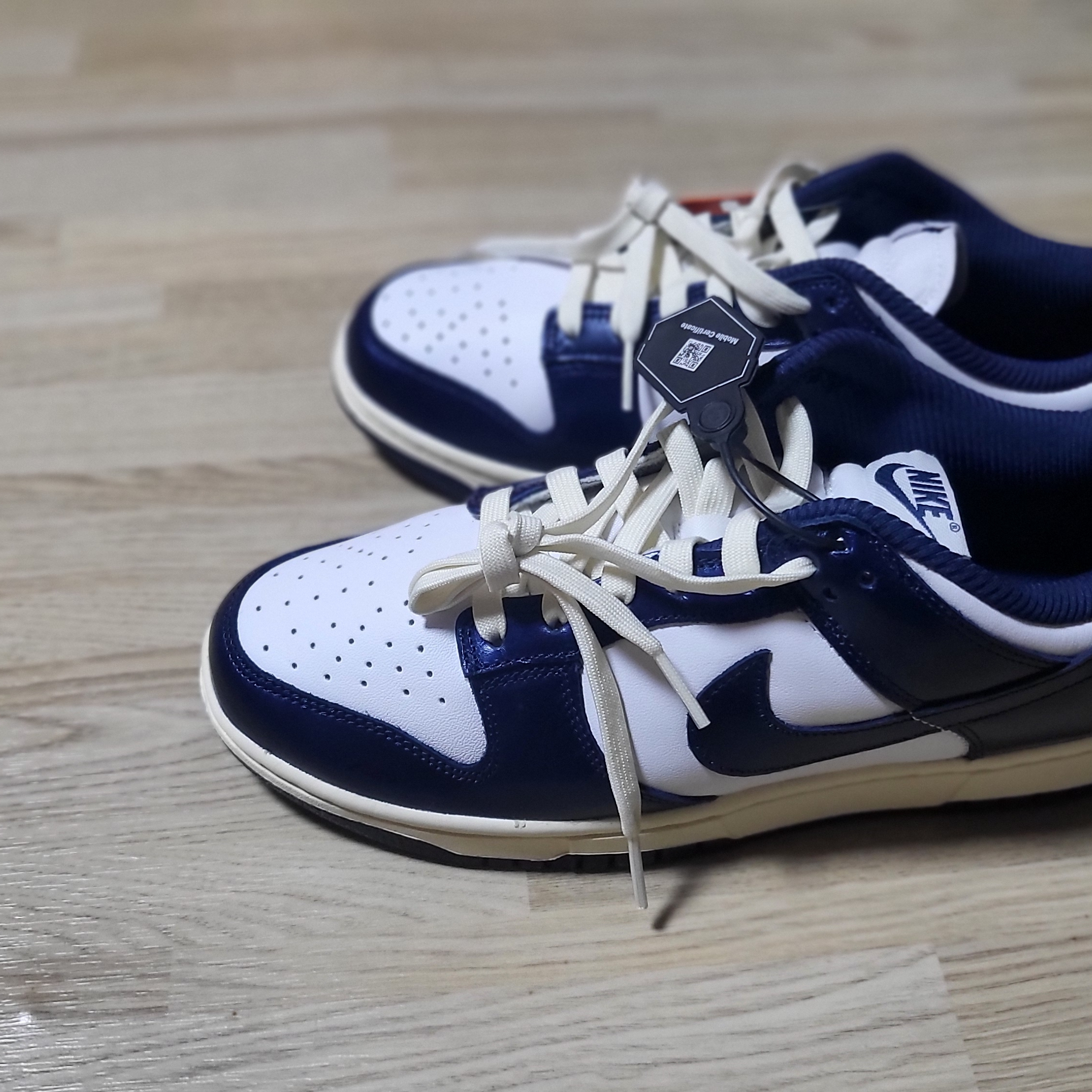 (W) Nike Dunk Low PRM Midnight Navy and White, Nike Air Force 1 '07 LV8 Midnight Navy 착용 스타일 - 2