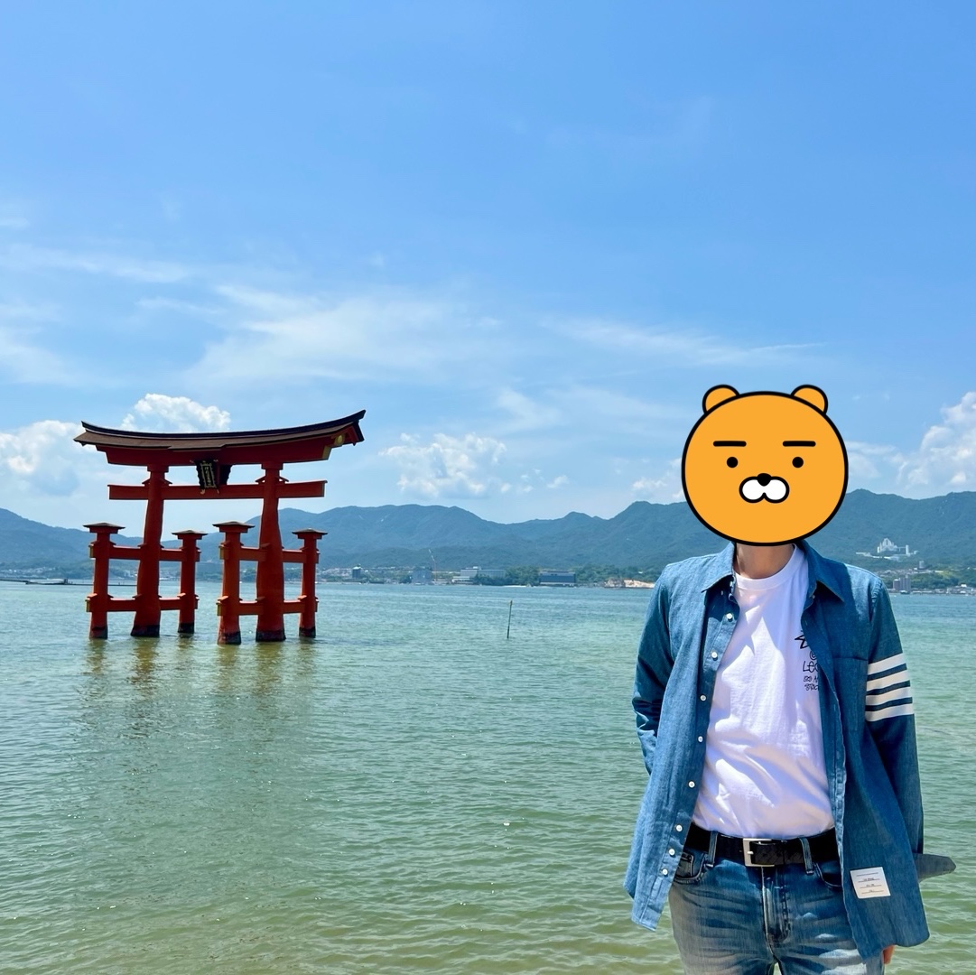 Thom Browne Chambray Printed 4-Bar Nametag Straight Fit Shirt Blue, Stussy x Our Legacy Work Shop 8 Ball Pigment Dyed Yin Yang T-Shirt Natural 착용 스타일