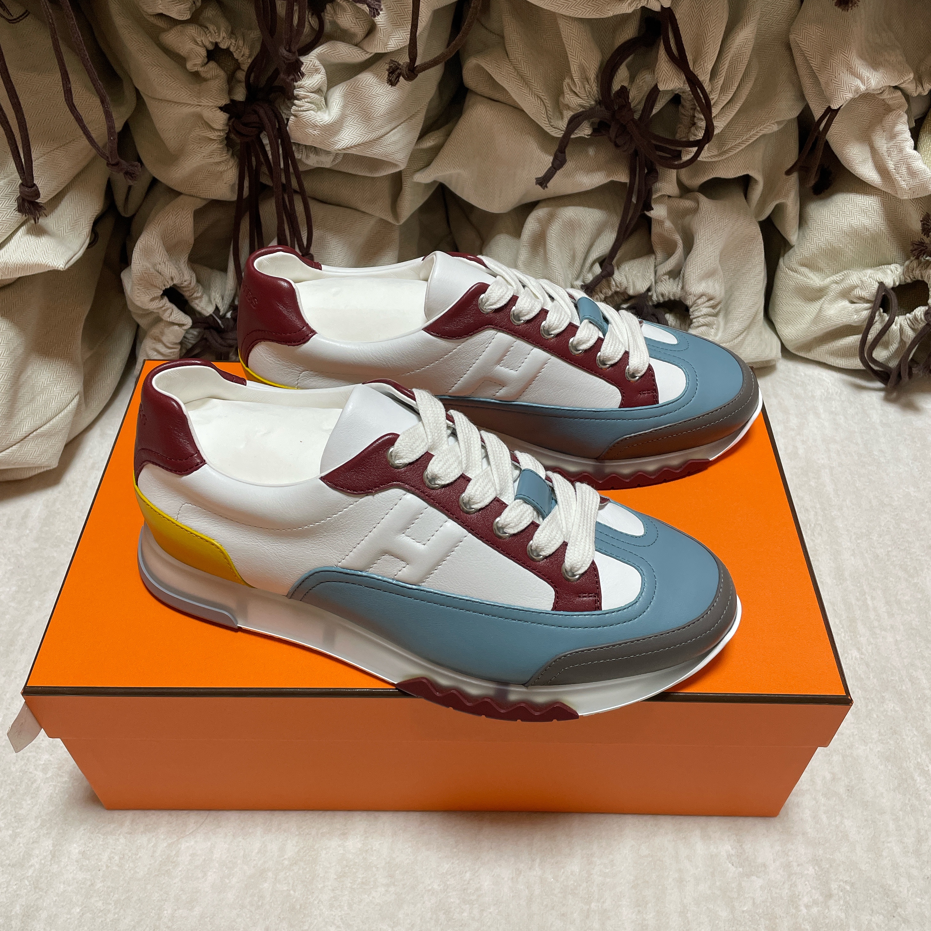 Hermes Trail Sneakers Multicolore Bleu Mineral 착용 스타일