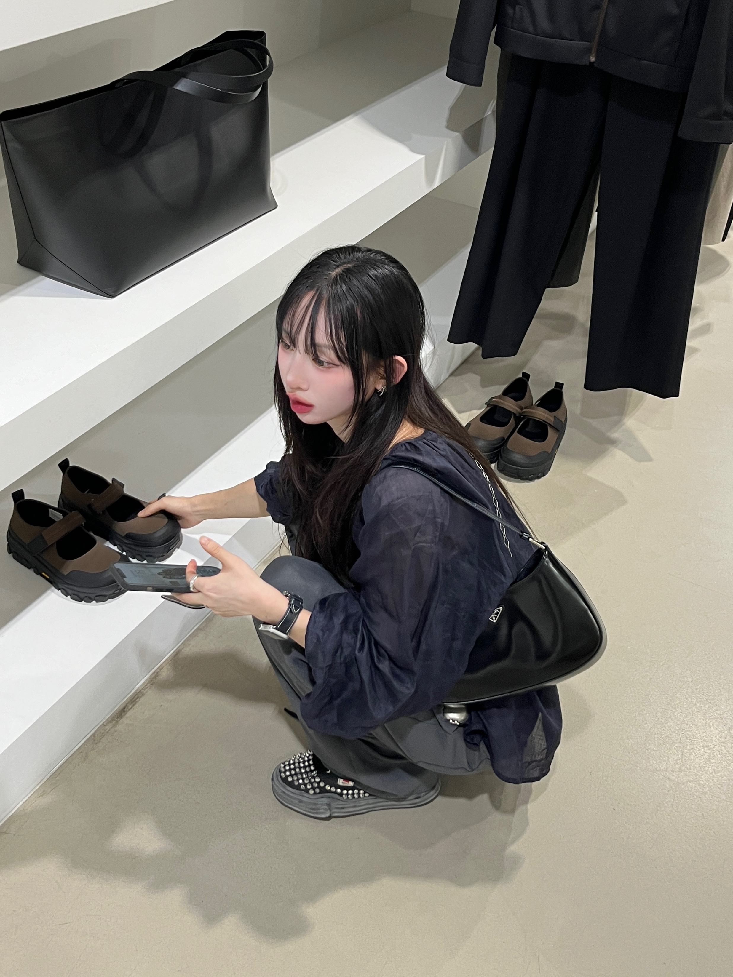 Maison Mihara Yasuhiro Baker OG Sole Studded Canvas Low-top Sneakers White, Prada Cleo Brushed Leather Shoulder Bag Black 착용 스타일 - 1