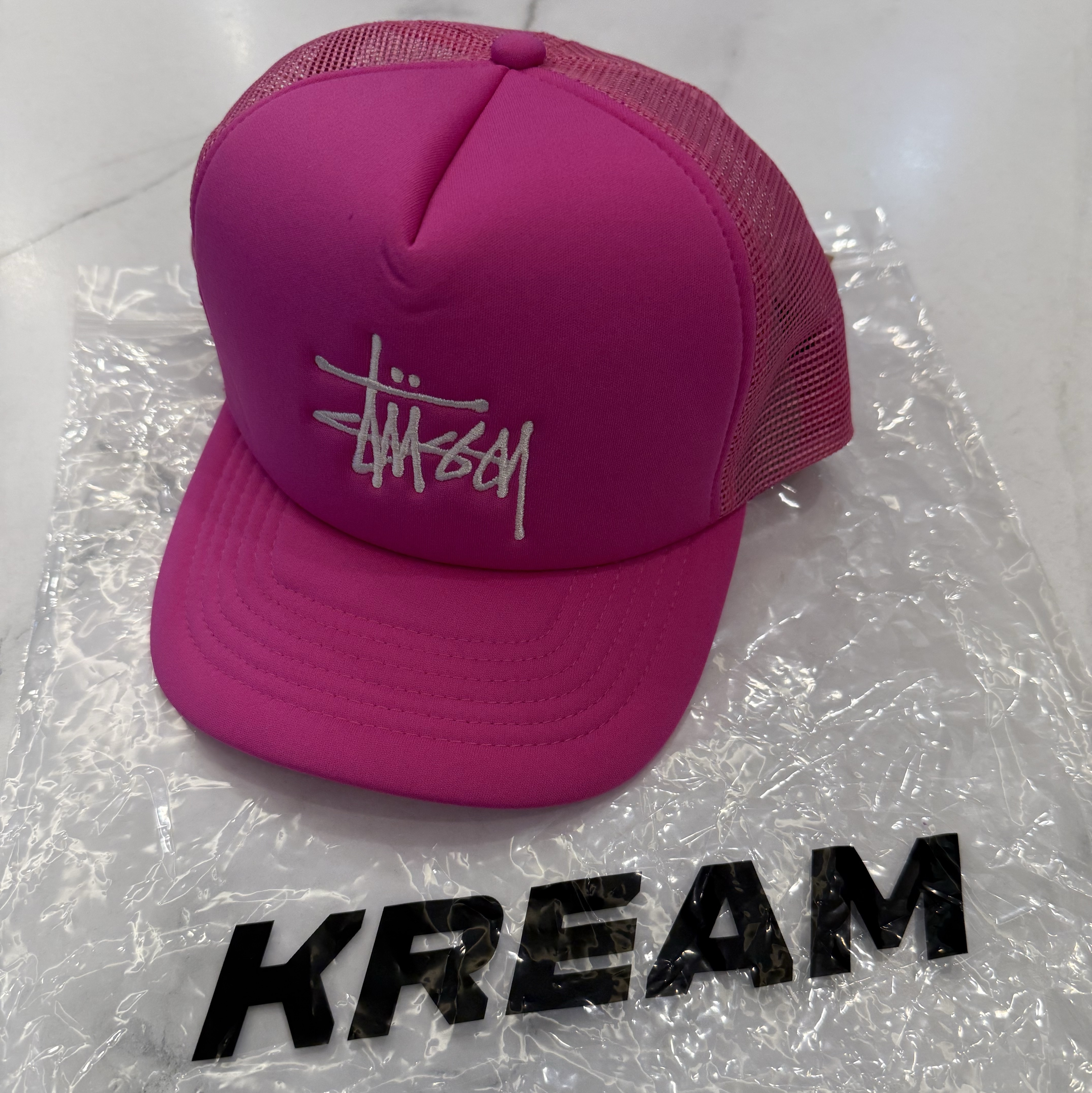 Stussy Basic Trucker Cap Hot Pink 착용 스타일 - 1