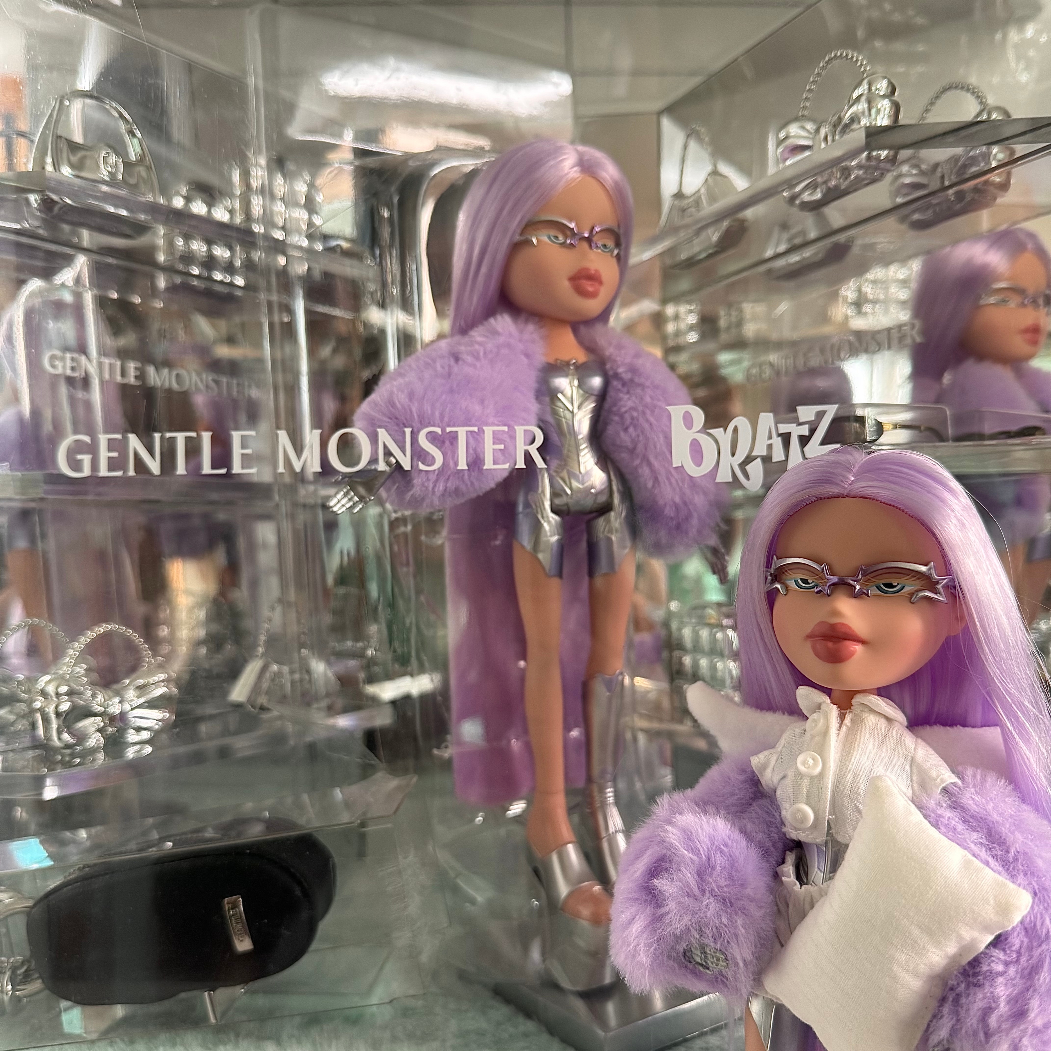 Gentle Monster x Bratz Plush & Pico 02(V) Silver Purple Set 착용 스타일