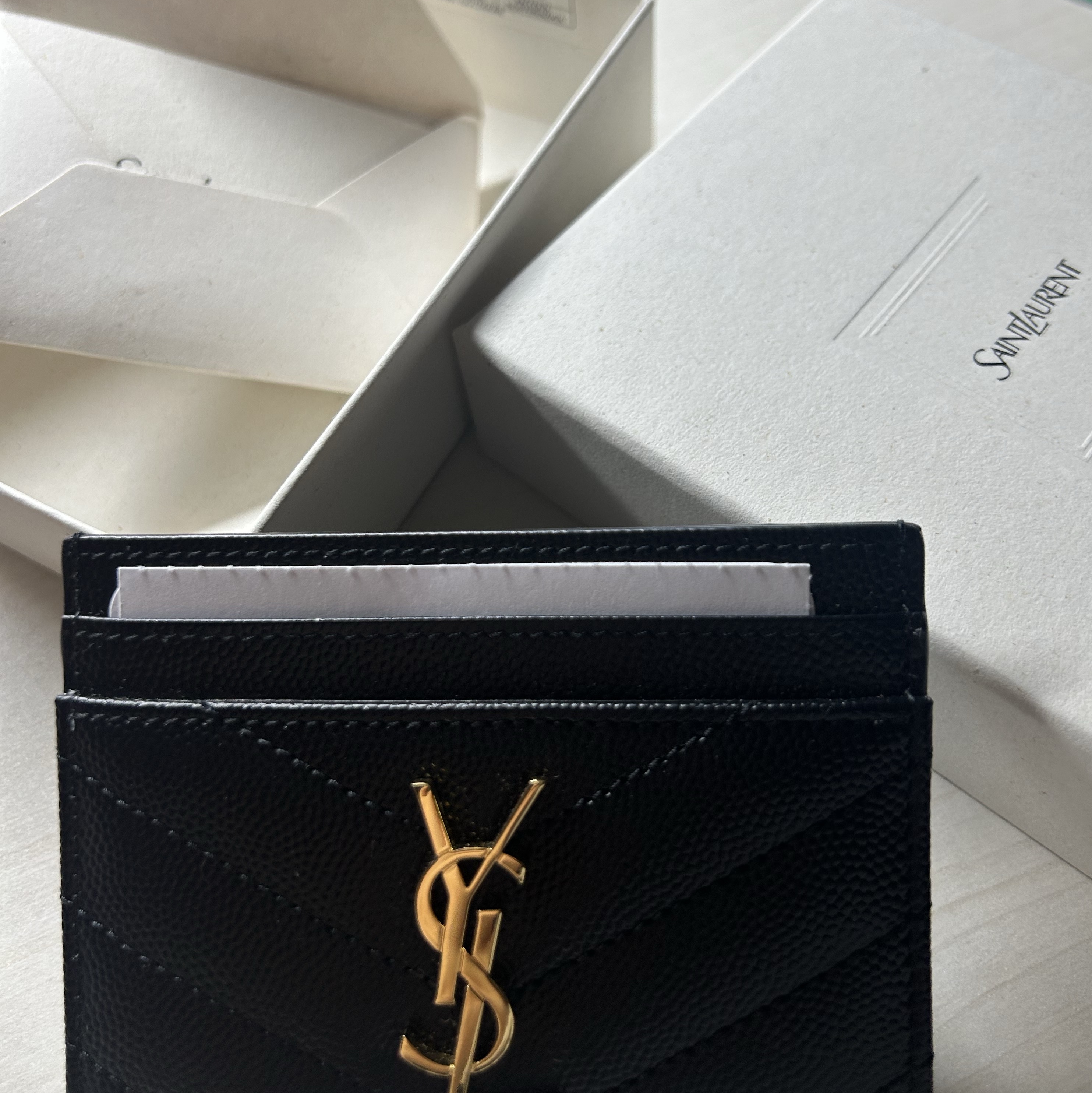 Saint Laurent Cassandre Matelasse Card Case in Grain De Poudre Embossed Leather Black 착용 스타일