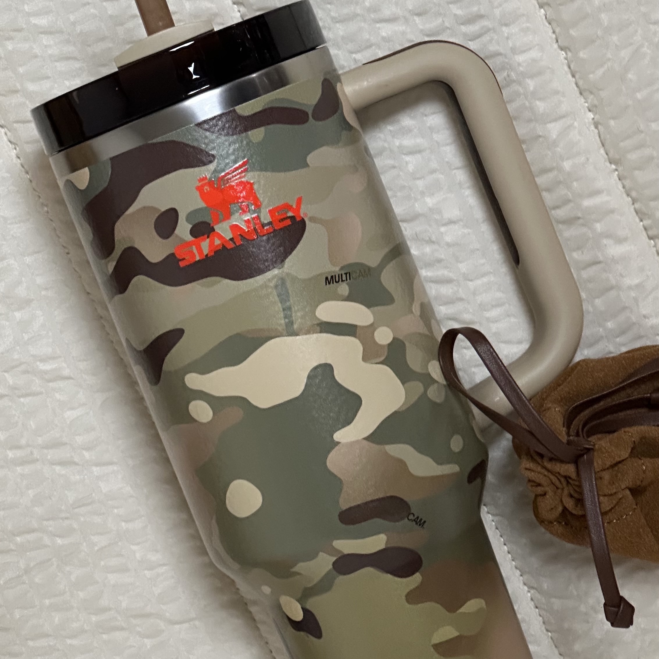 Stanley x The Post Malone Quencher H2.0 Flowstate Tumbler 1.18L Multicam 착용 스타일