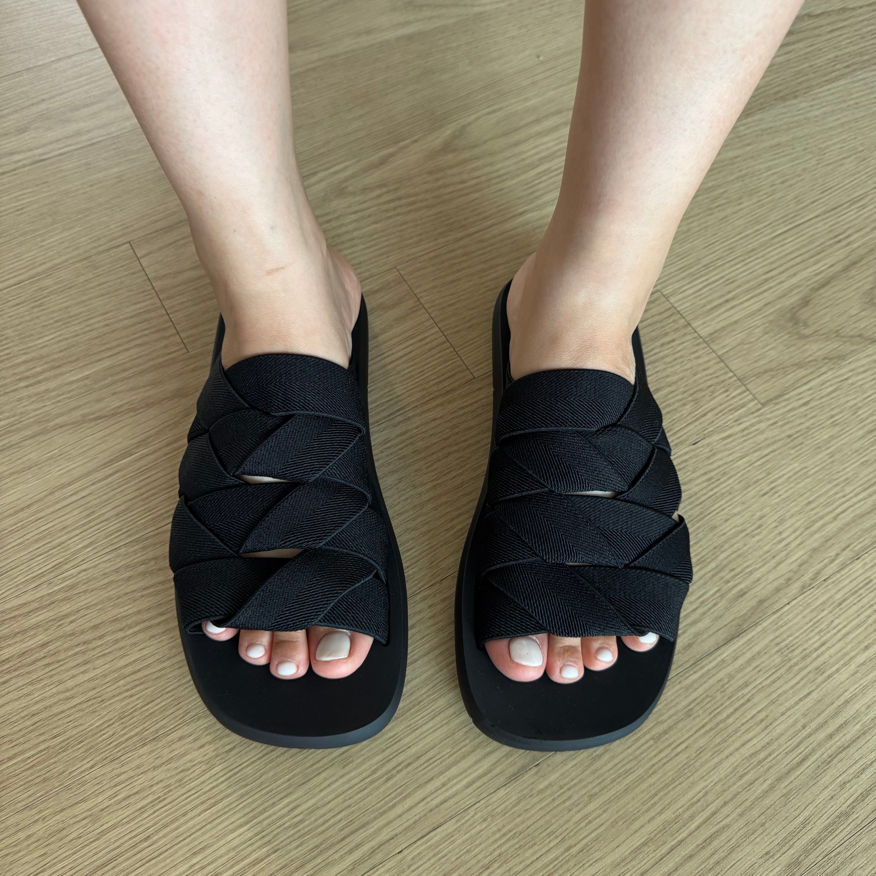 Bottega Veneta Plat Mule Black 착용 스타일 - 2