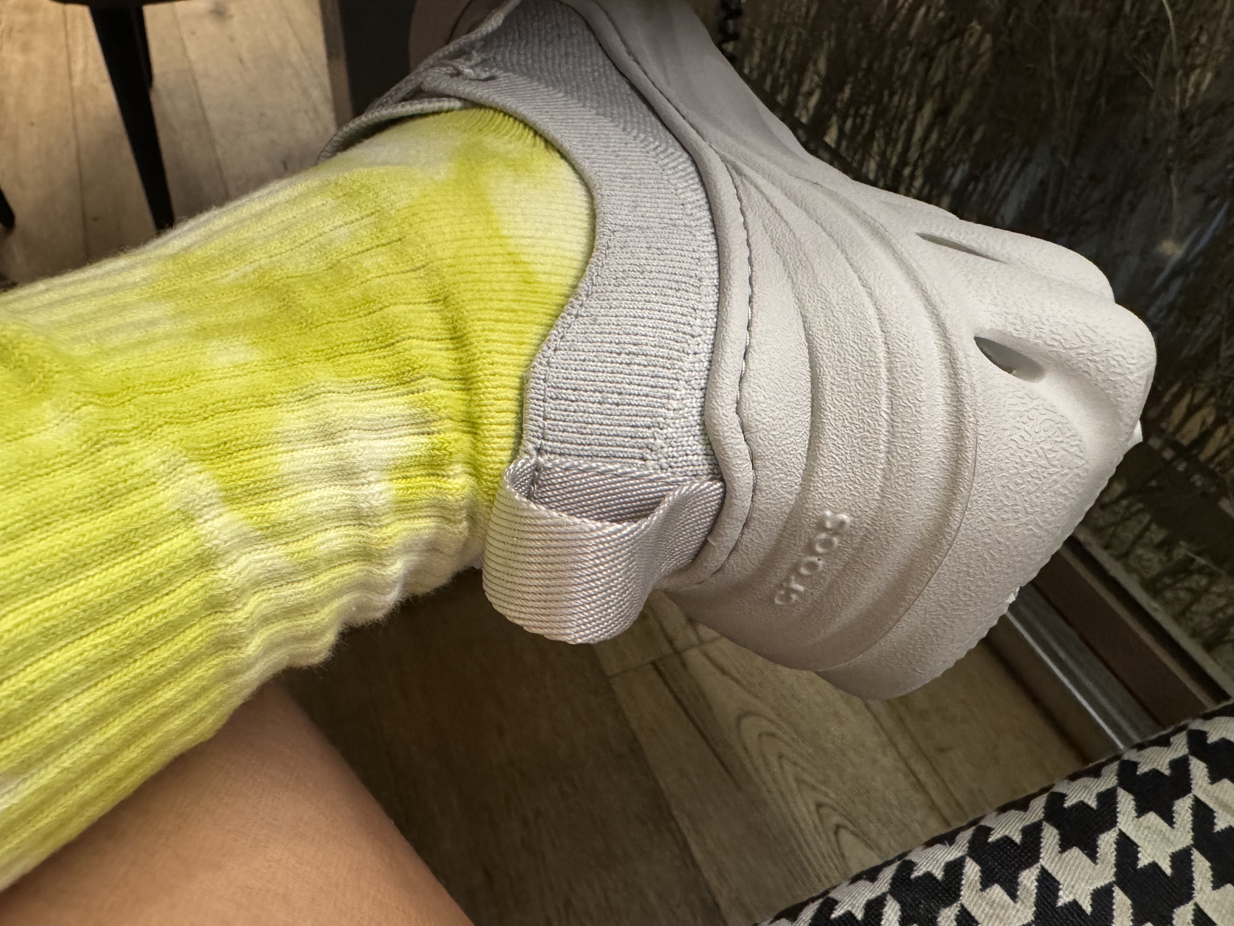 Crocs Echo Surge Atmosphere Acidity 착용 스타일 - 1