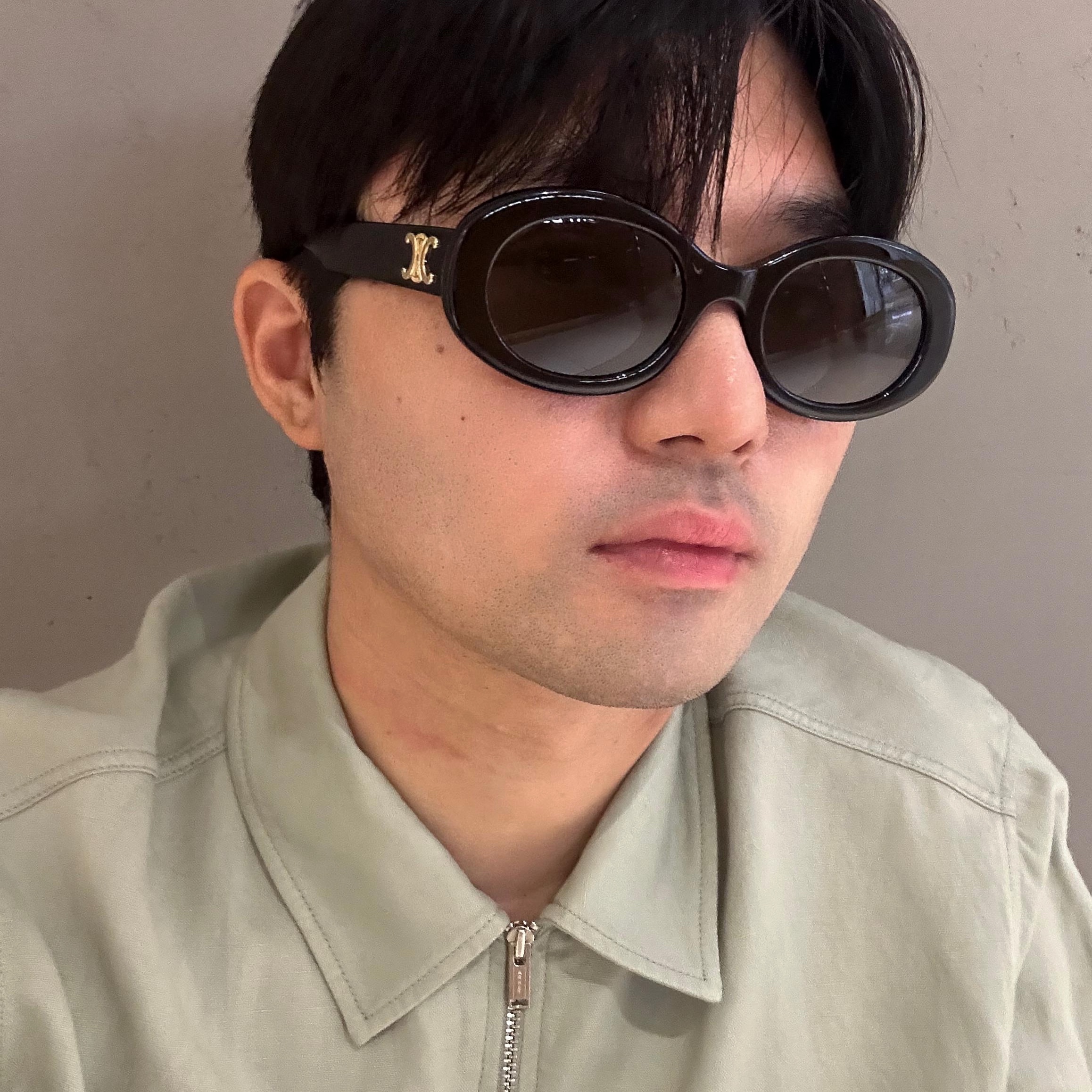 (W) Celine Triomphe 01 Sunglasses in Acetate Black 착용 스타일 - 1