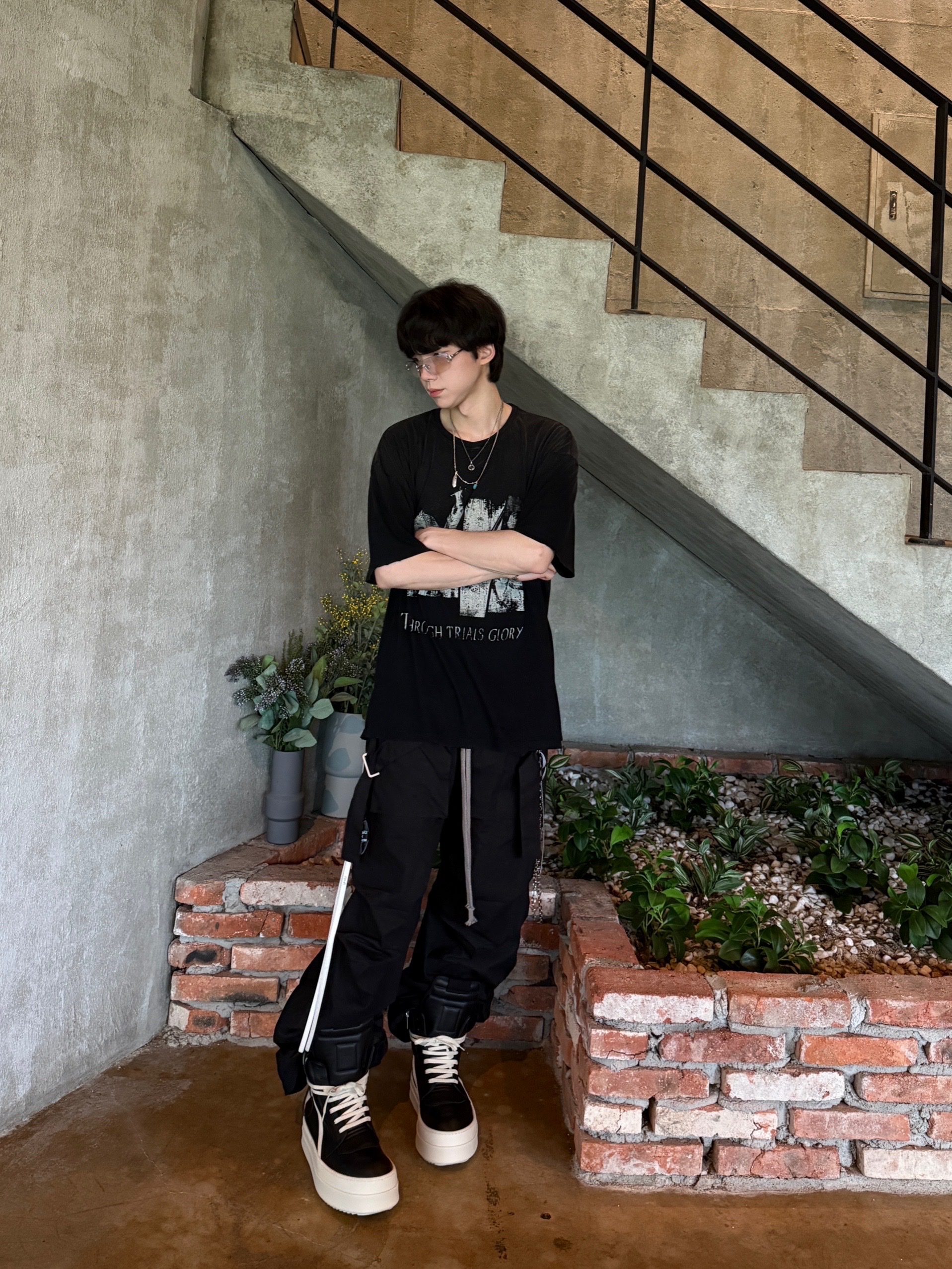 Rick Owens Hollywood Mega Bumper Geobasket in Full Grain Calf Leather Black Milk, Wapworks Wide Safety Cargo Pants Black 착용 스타일 - 4