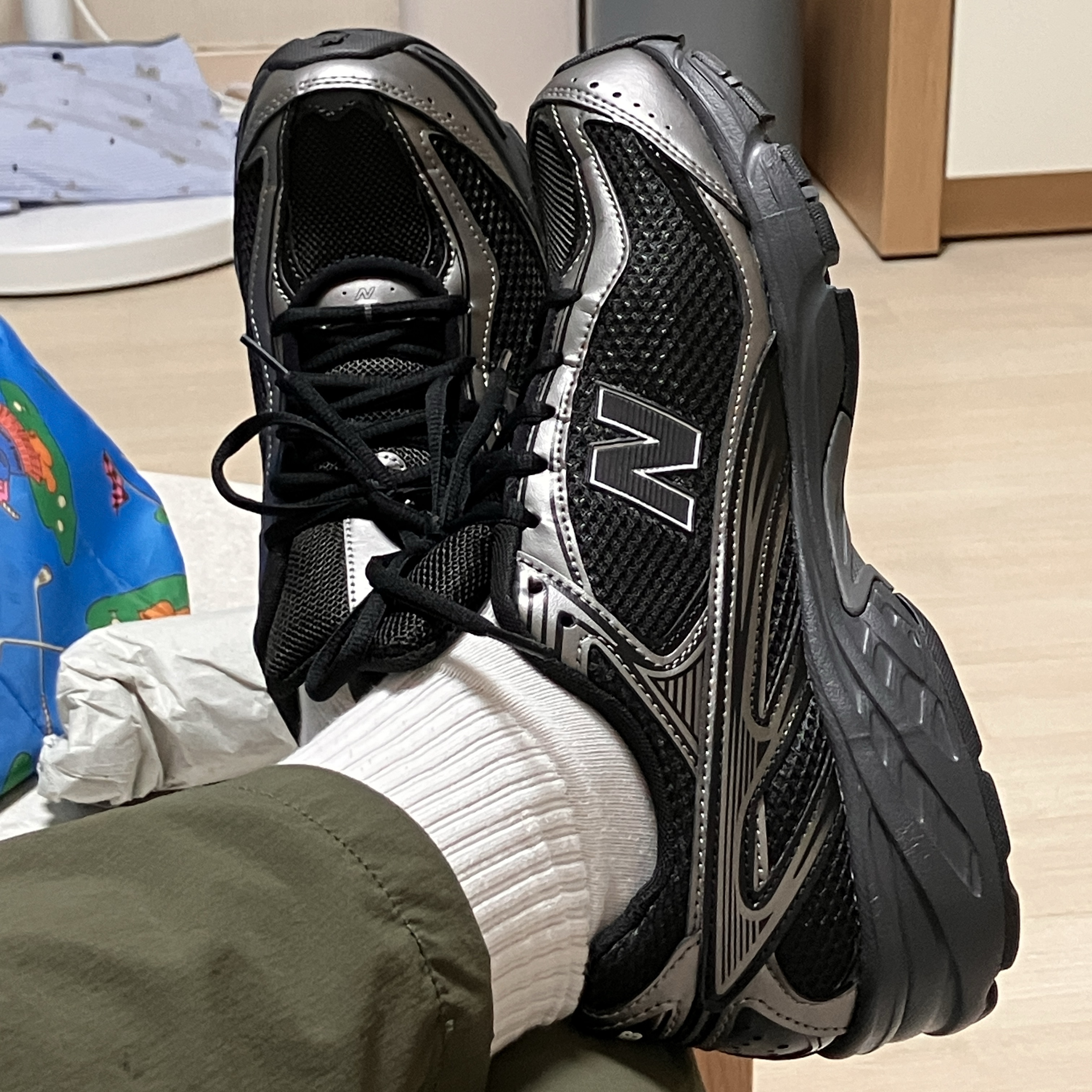 New Balance 509 Black 착용 스타일 - 2
