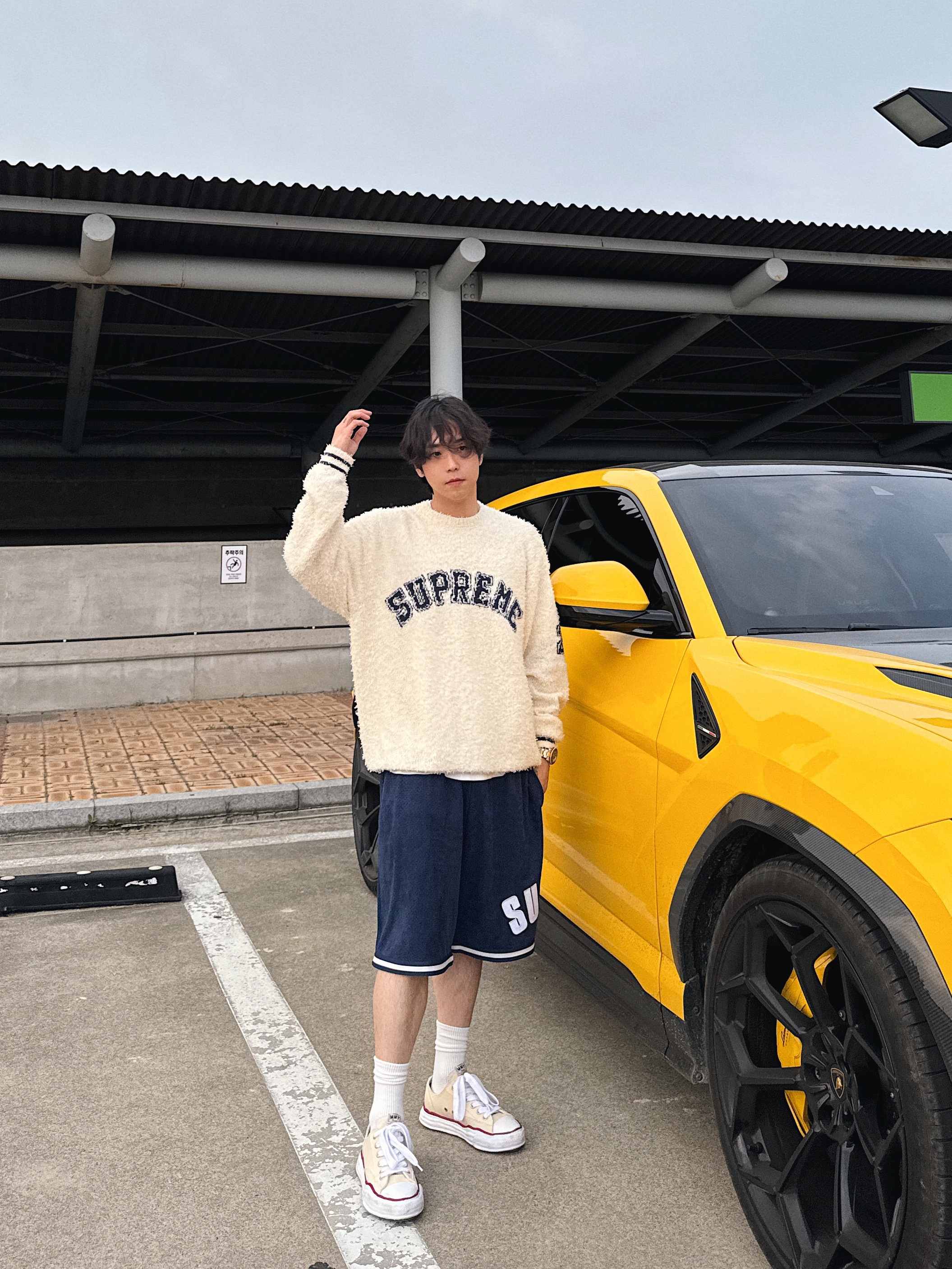 Supreme Textured Arc Sweater Cream - 25SS, Supreme Ultrasuede Mesh Short Navy - 24SS 착용 스타일 - 1