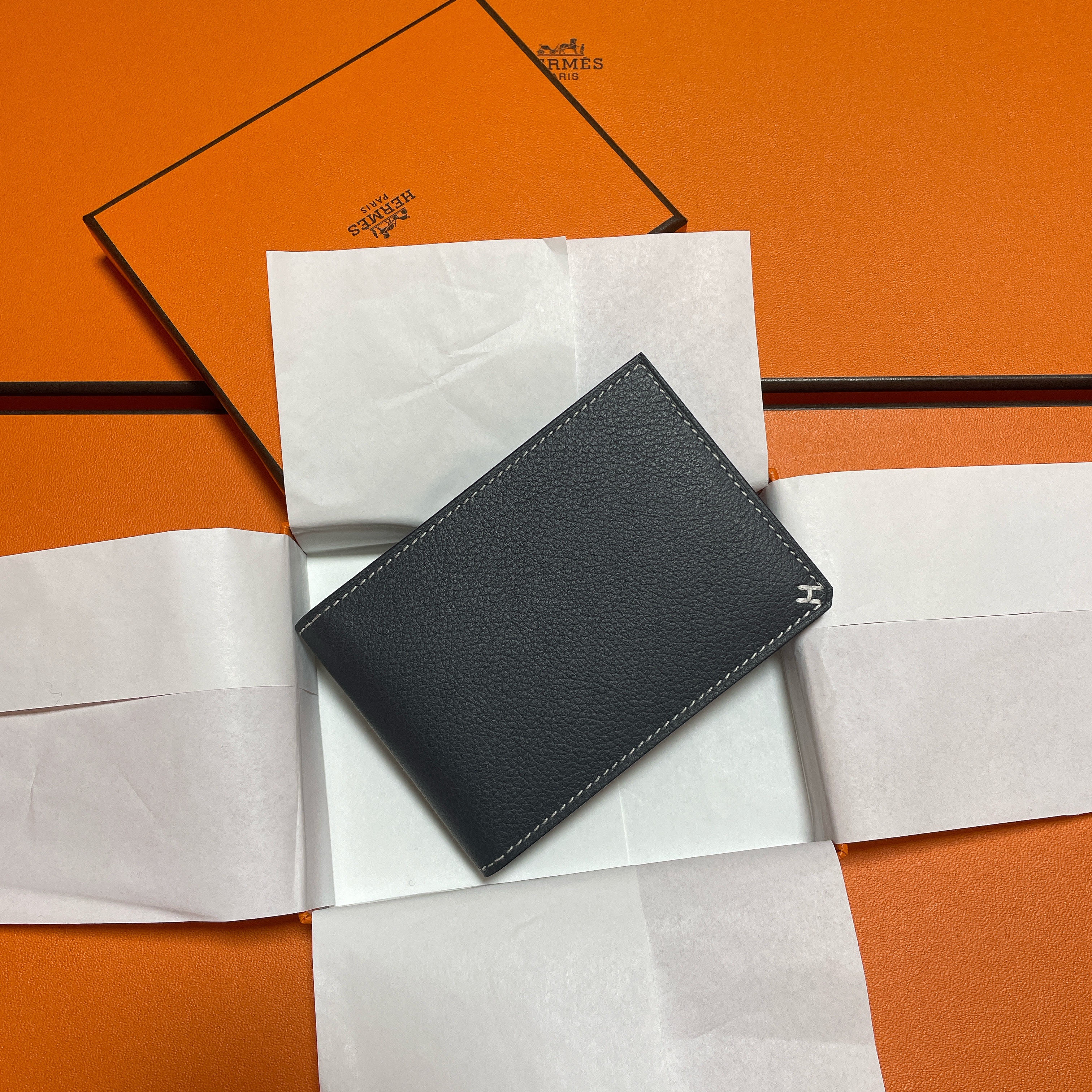 Hermes H Sellier Card Holder Evercolor & Gris Misty 착용 스타일 - 1