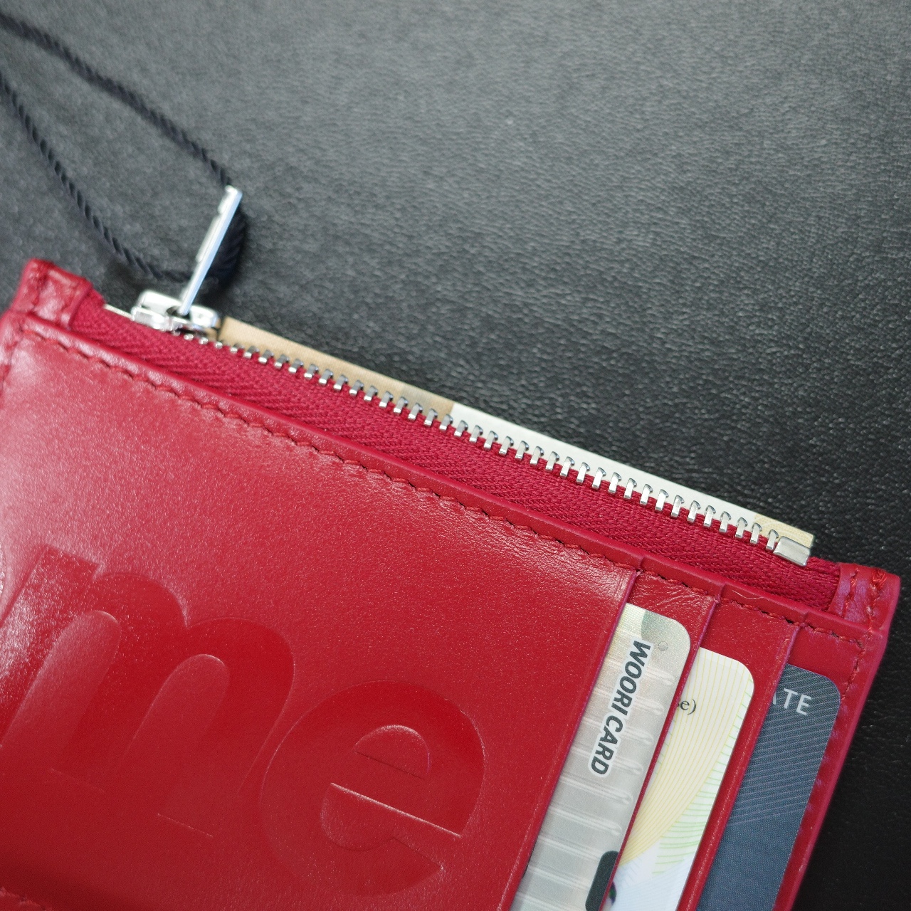 Supreme Leather Zip Card Holder Red 착용 스타일 - 4
