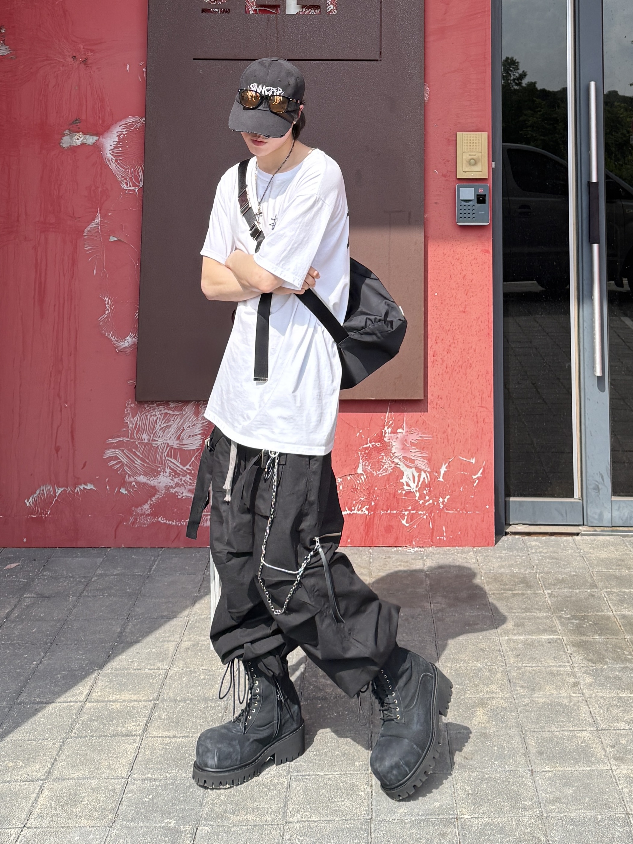 Wapworks Wide Safety Cargo Pants Black, Balenciaga Stomper Bootie Black 착용 스타일 - 1