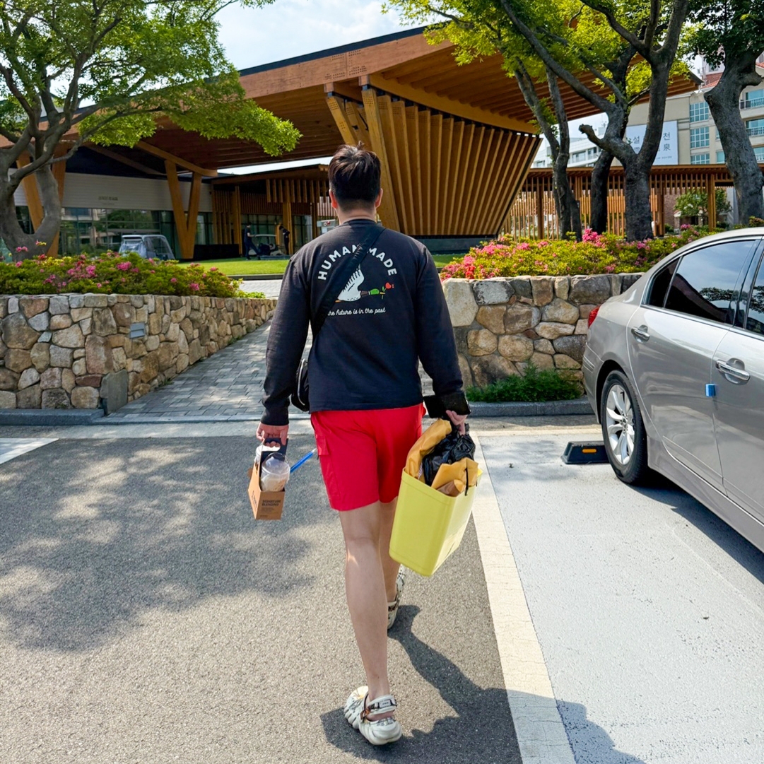 Human Made Graphic L/S T-Shirt Black, Crocs Echo Clog Real Tree Bone 착용 스타일