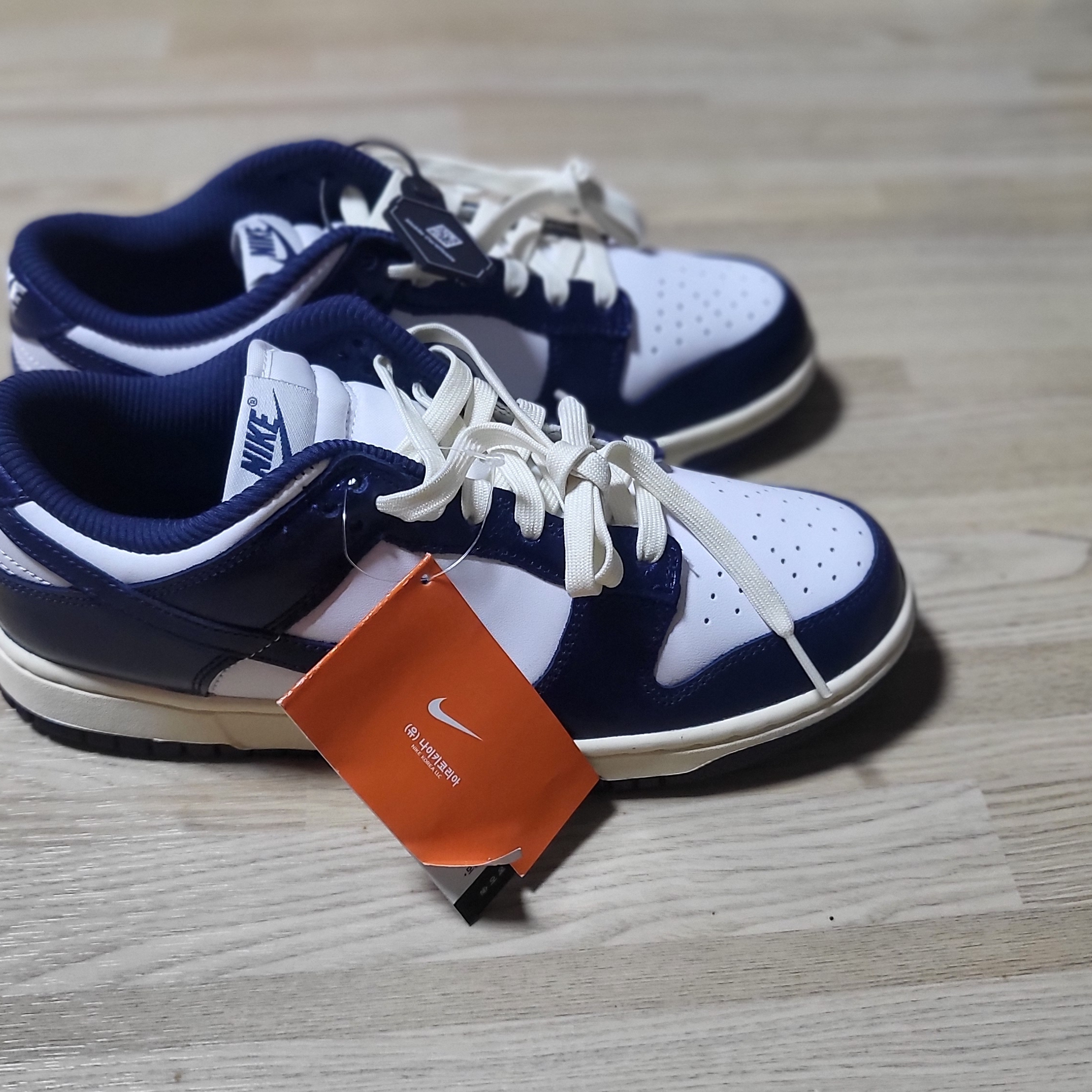 (W) Nike Dunk Low PRM Midnight Navy and White, Nike Air Force 1 '07 LV8 Midnight Navy 착용 스타일 - 3