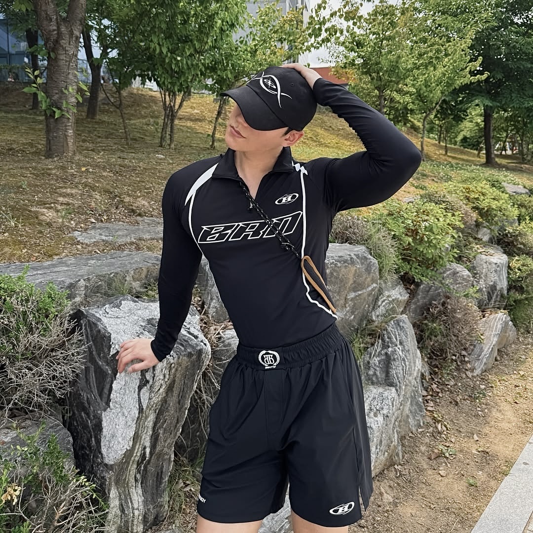 BORN TO WIN BRN Silver Line Half Zip Up Long Sleeve Black, BORN TO WIN Symbol B Tricot Fight Shorts Black 착용 스타일 - 1