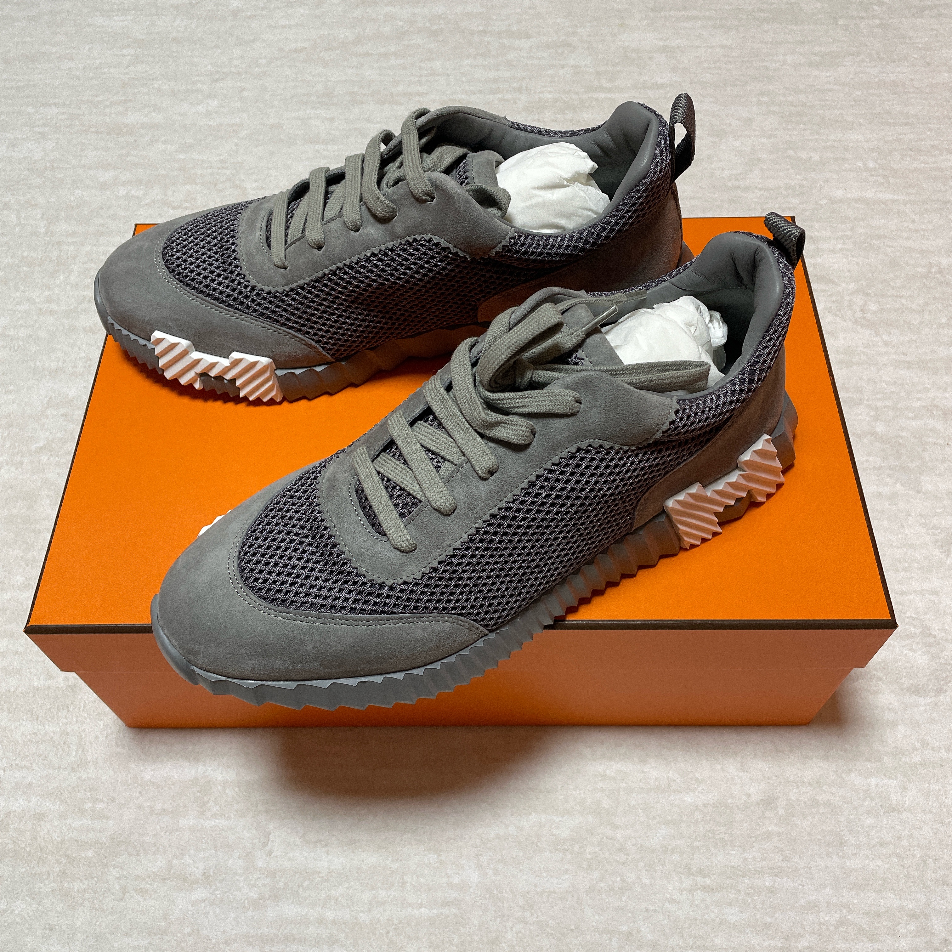 Hermes Bouncing Sneakers Graphic Mesh Suede Goatskin & Gris Brume 착용 스타일