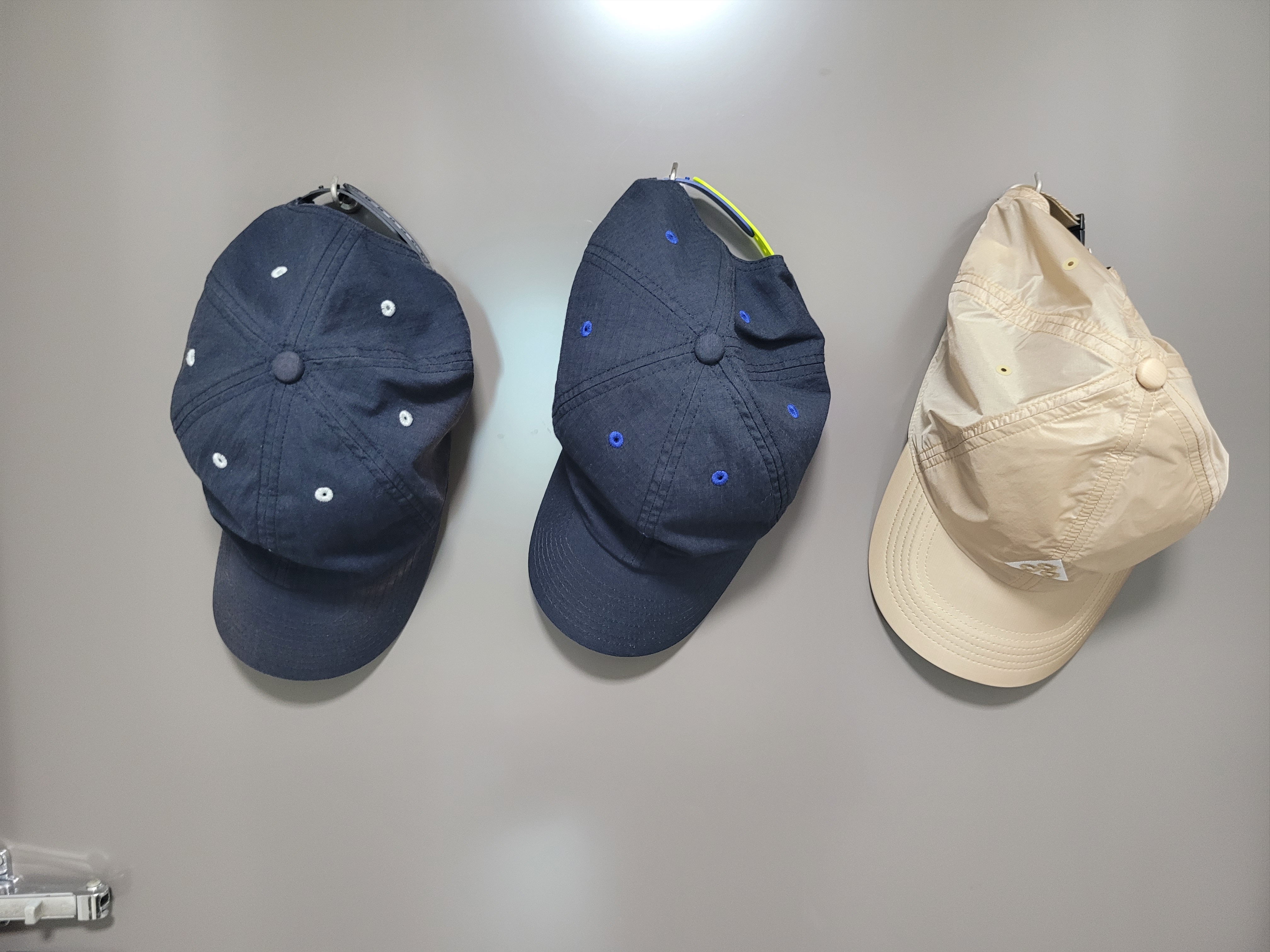 Nike ACG Heritage 86 Cap Black Light Smoke Grey, Nike ACG Dri-Fit Club Trail Cap Parachute Beige 착용 스타일