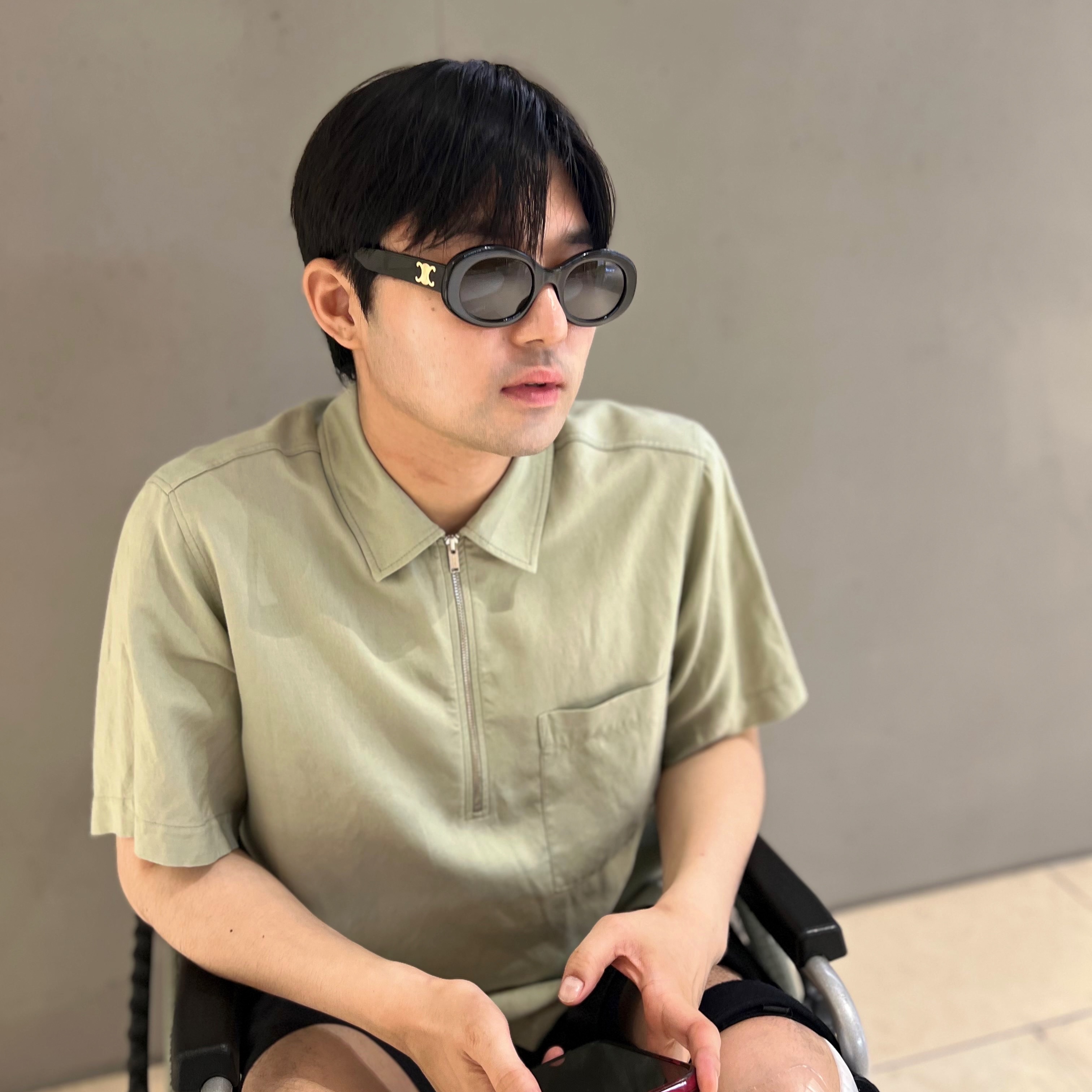 (W) Celine Triomphe 01 Sunglasses in Acetate Black 착용 스타일 - 2
