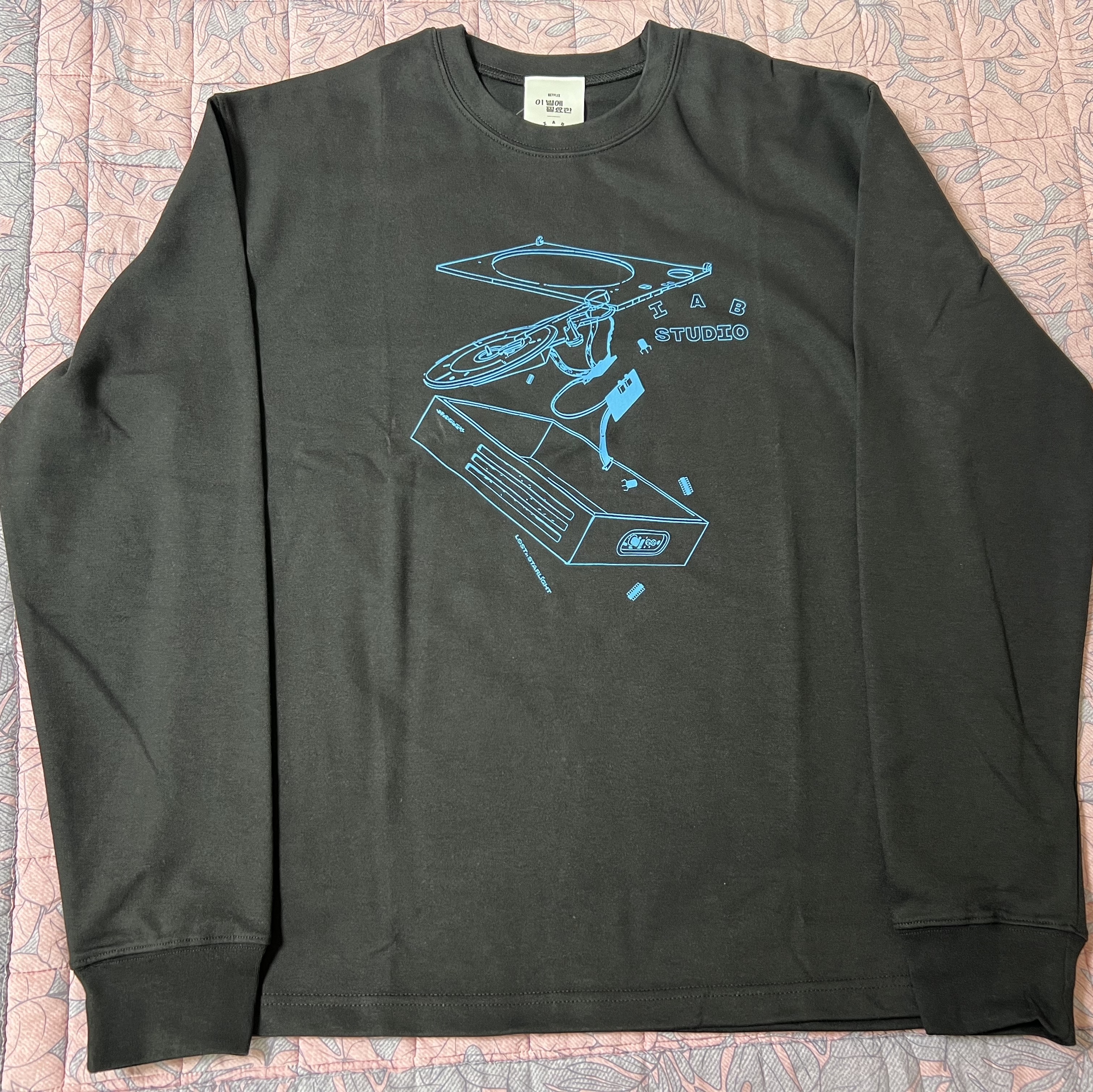 IAB Studio x Lost in Starlight Jay Longsleeve Black Cyan 착용 스타일 - 1